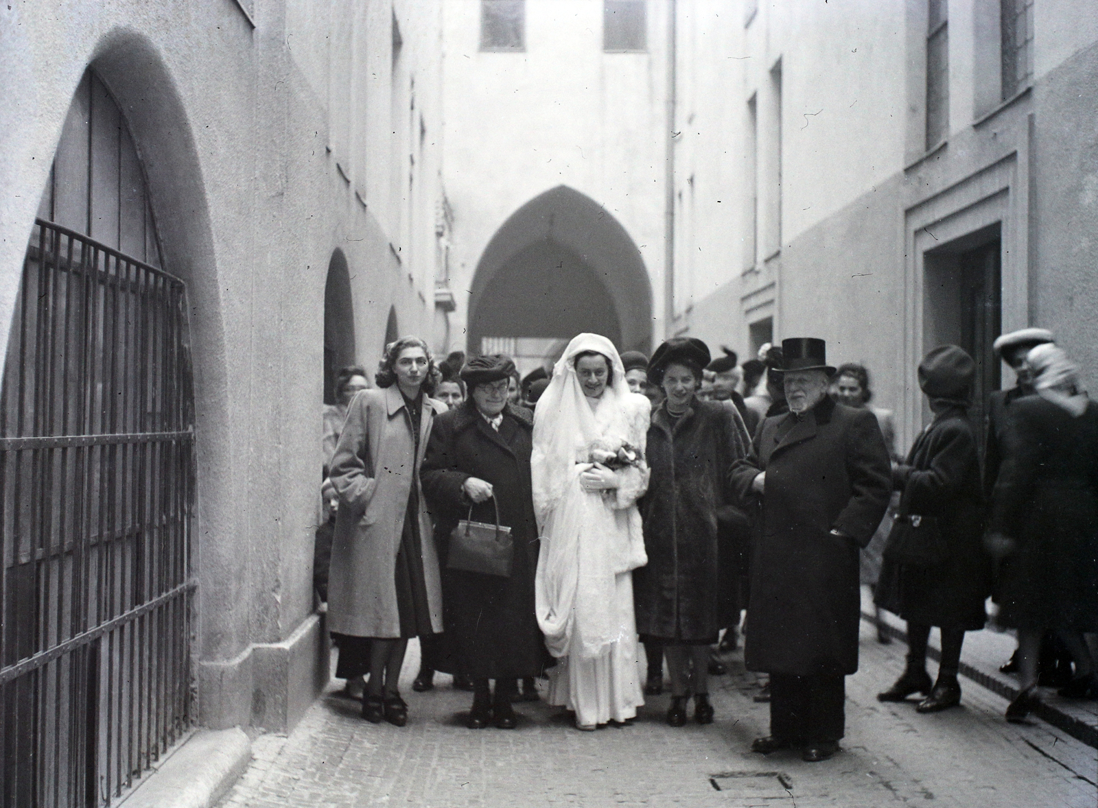 Hungary, Budapest VII., a Kazinczy utcai orthodox központ udvara a zsinagógánál a bejárat felé nézve., 1948, Hámori Gyula, Budapest, wedding ceremony, tableau, top hat, judaism, Fortepan #105179