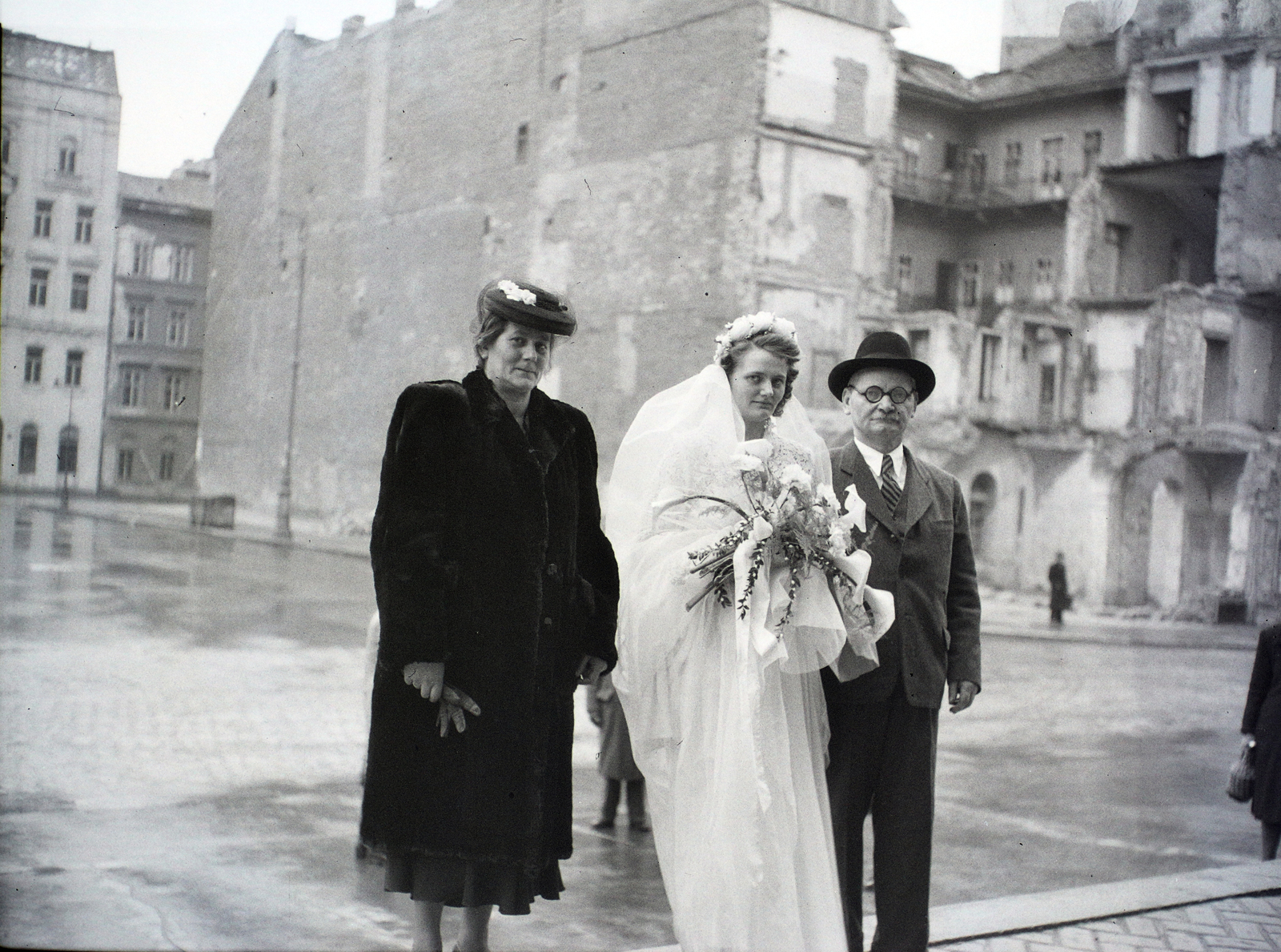 Hungary, Budapest V., Szent István tér, a felvétel a Szent István-bazilika főbejárata előtt készült, szemben a Sas utca., 1948, Hámori Gyula, Budapest, bride, Fortepan #105185