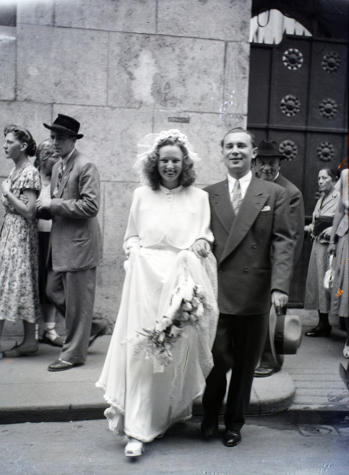 Hungary, Budapest VII., bejárat a Kazinczy utcai orthodox központhoz a zsinagóga mellett., 1948, Hámori Gyula, Budapest, smile, bride, groom, Fortepan #105186