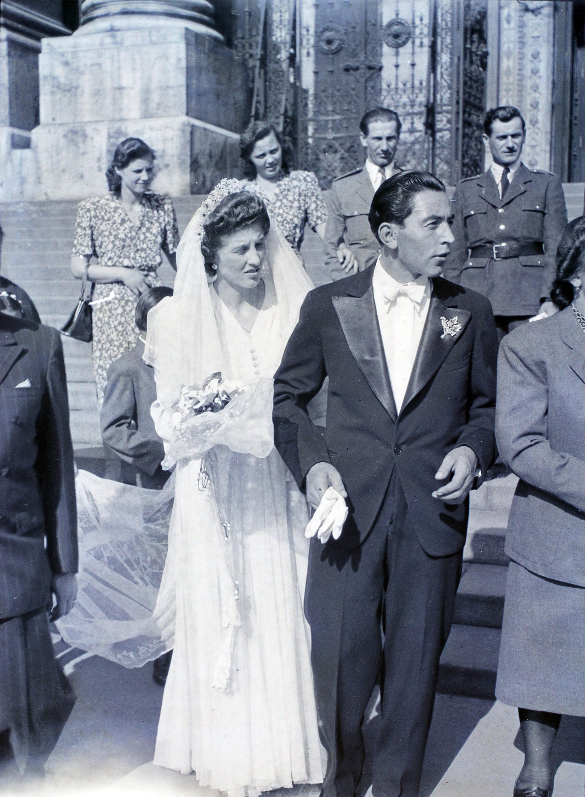 Hungary, Budapest V., Szent István tér, a Szent István-bazilika főbejárata., 1946, Hámori Gyula, Budapest, wedding ceremony, groom, bride, gloves, Fortepan #105194