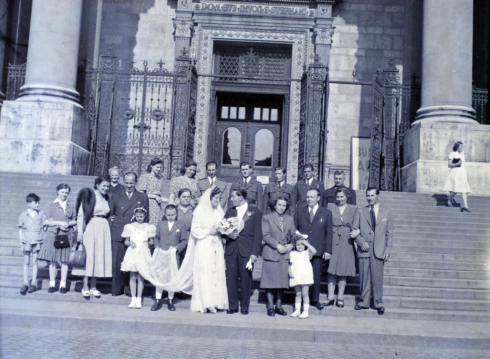 Hungary, Budapest V., Szent István tér, a Szent István-bazilika főbejárata., 1946, Hámori Gyula, Budapest, tableau, groom, bride, bridesmaid, Fortepan #105195