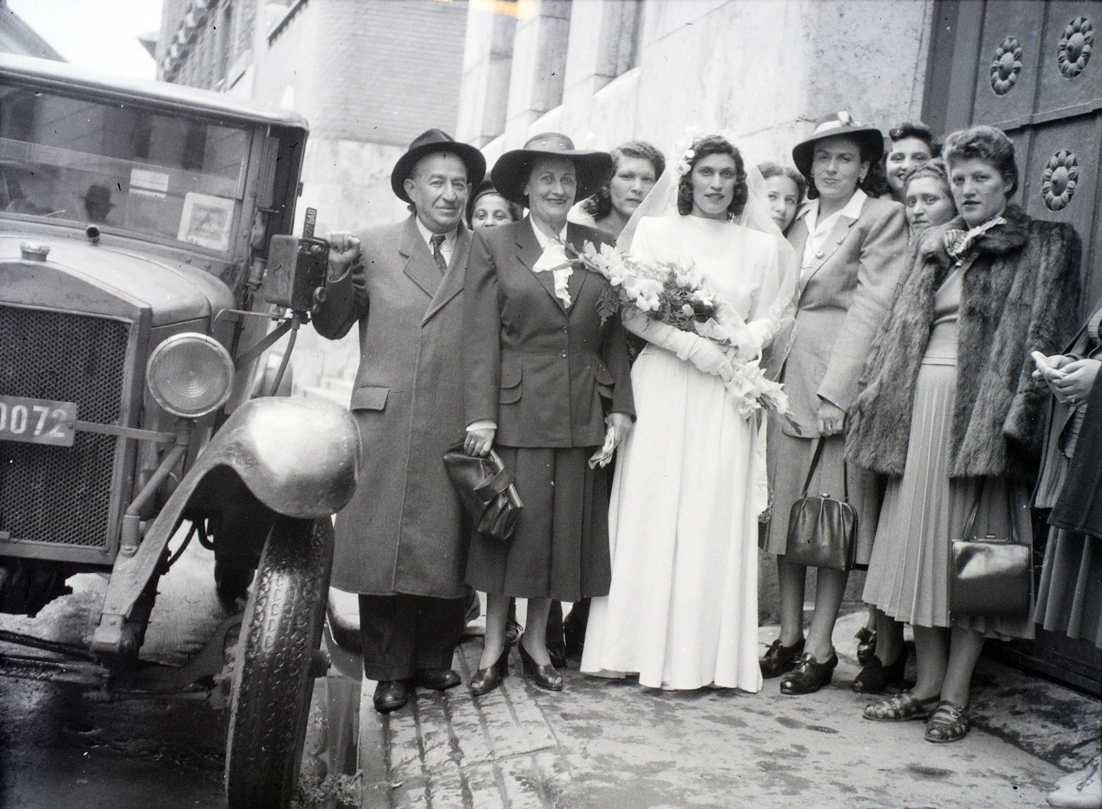 Magyarország, Budapest VII., Kazinczy utca, a felvétel a zsinagóga előtt készült., 1946, Hámori Gyula, kalap, esküvő, magyar gyártmány, csoportkép, utcakép, taxi, menyasszony, vőlegény, bunda, retikül, MÁG-márka, MÁG Magotax, Budapest, Fortepan #105198