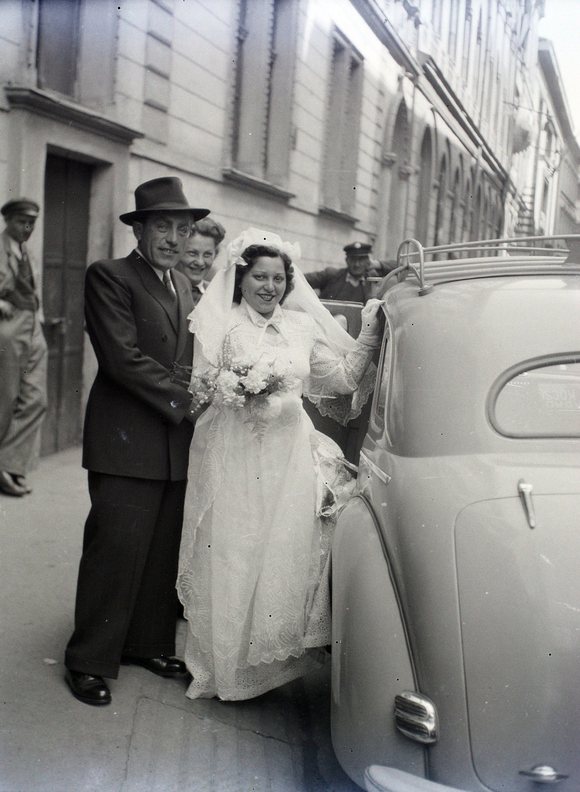 Hungary, Budapest VII., Kazinczy utca a zsinagógától a Wesselényi utca felé nézve., 1946, Hámori Gyula, wedding ceremony, street view, bride, groom, automobile, Budapest, entering the car, Fortepan #105200