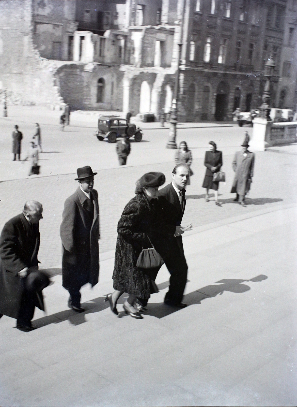 Hungary, Budapest V., Szent István tér, a felvétel a Szent István-bazilika főbejárata előtt készült., 1946, Hámori Gyula, street view, genre painting, Budapest, automobile, Fortepan #105207