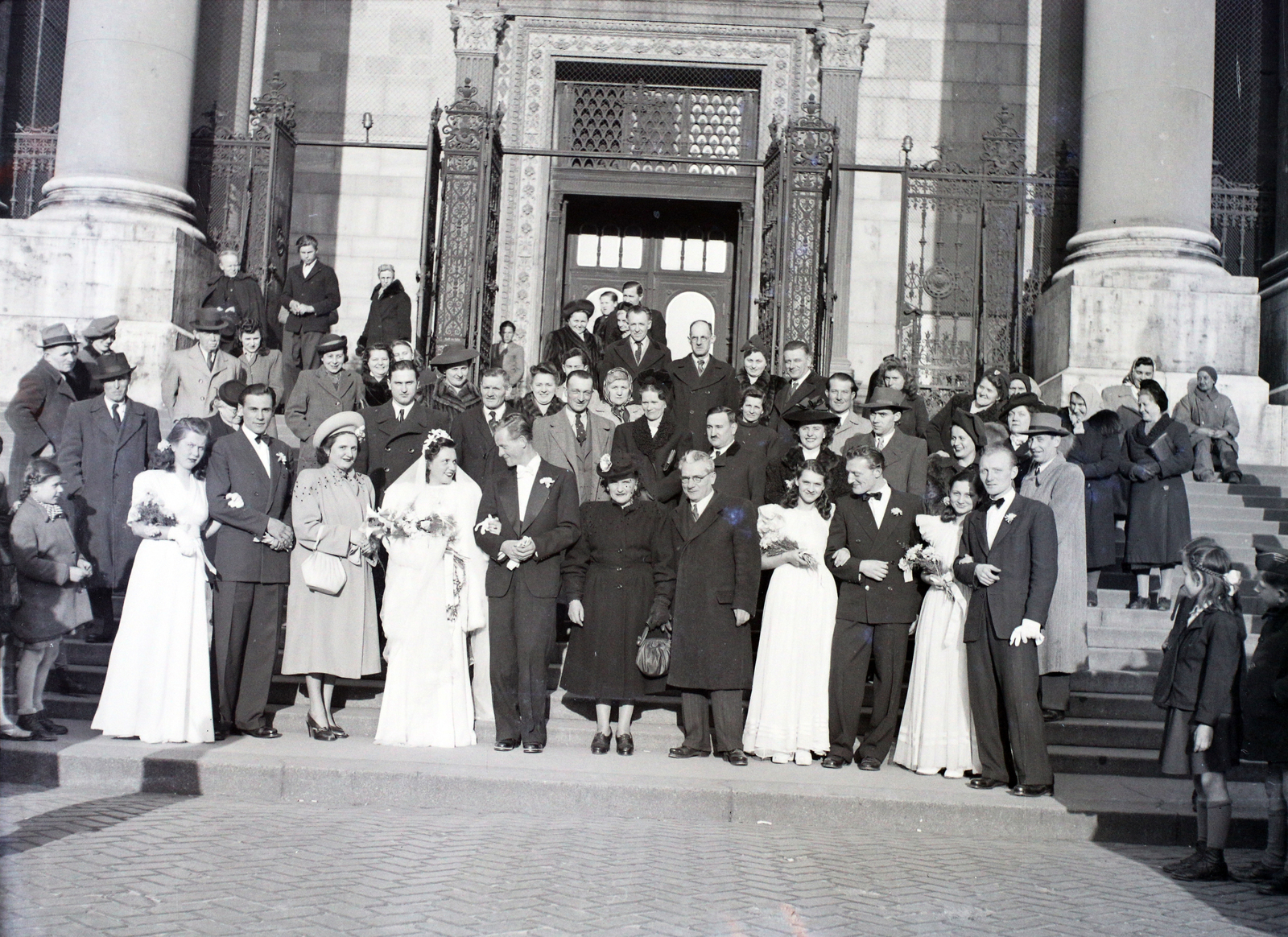 Hungary, Budapest V., Szent István tér, a Szent István-bazilika főbejárata., 1946, Hámori Gyula, wedding ceremony, tableau, bride, groom, Budapest, Fortepan #105208