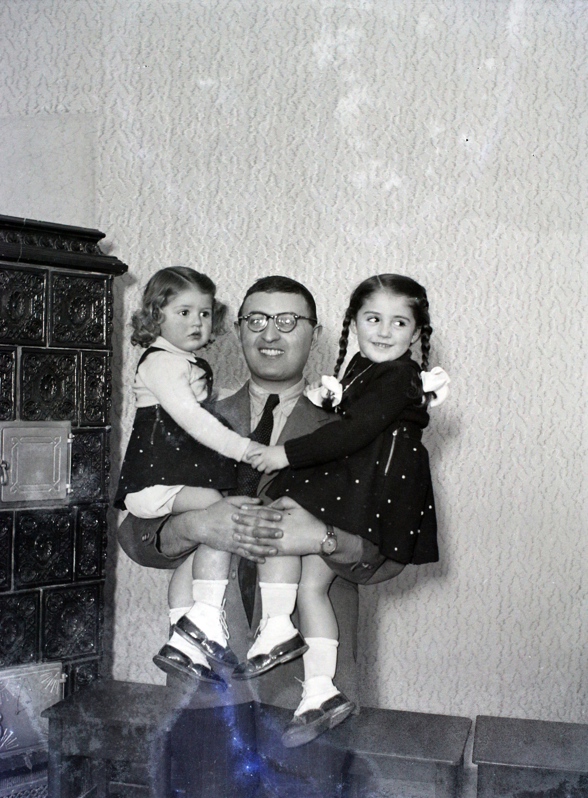 Hungary, 1946, Hámori Gyula, tile stove, tableau, glasses, girl, kids, interior, man, Budapest, Fortepan #105215