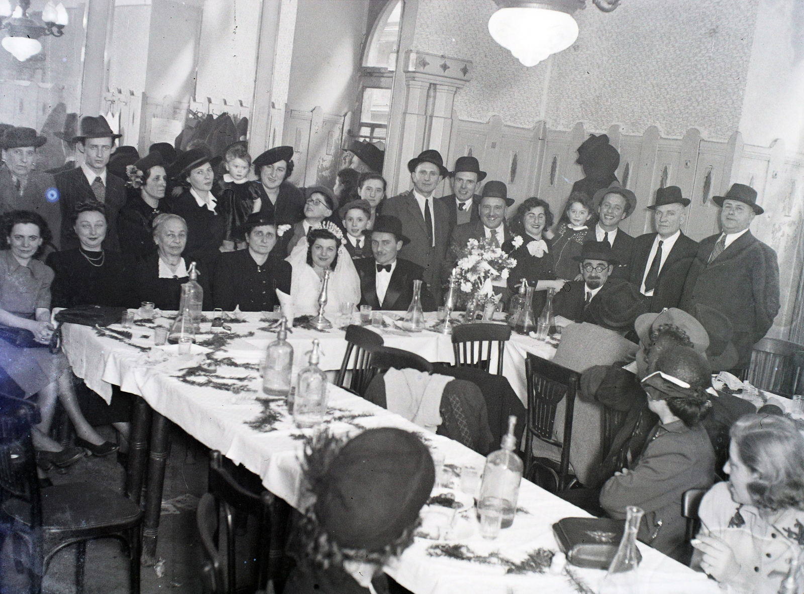 Hungary, 1946, Hámori Gyula, hat, wedding ceremony, tableau, interior, bride, groom, table, soda water bottle, wine-tasting glass, decanter, Budapest, wedding, Fortepan #105216