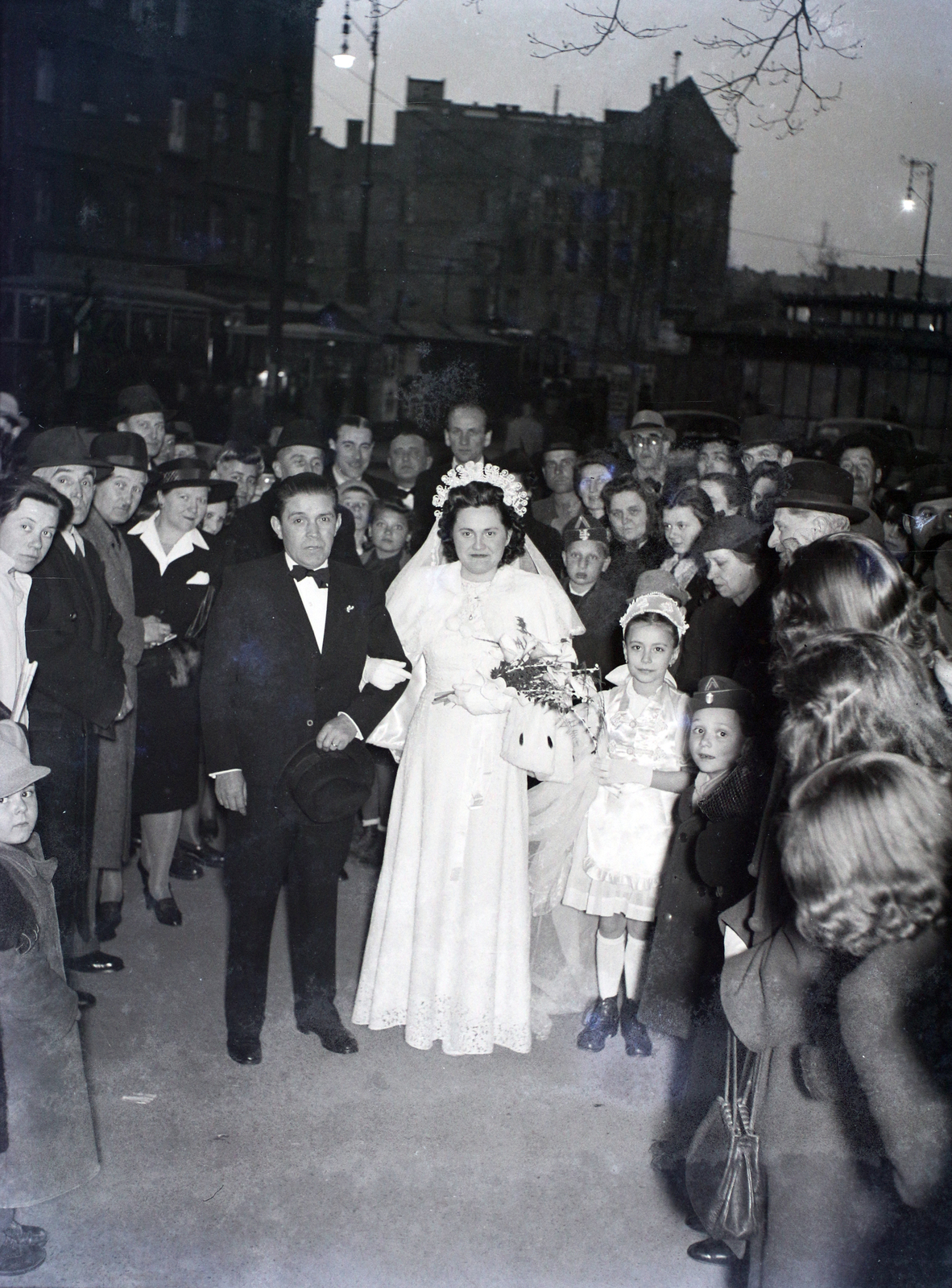 Hungary, Budapest V.,Budapest IX., Kálvin tér a református templom elöl a Kecskeméti utca irányába nézve., 1946, Hámori Gyula, wedding ceremony, tableau, street view, night, bride, groom, Budapest, Fortepan #105217