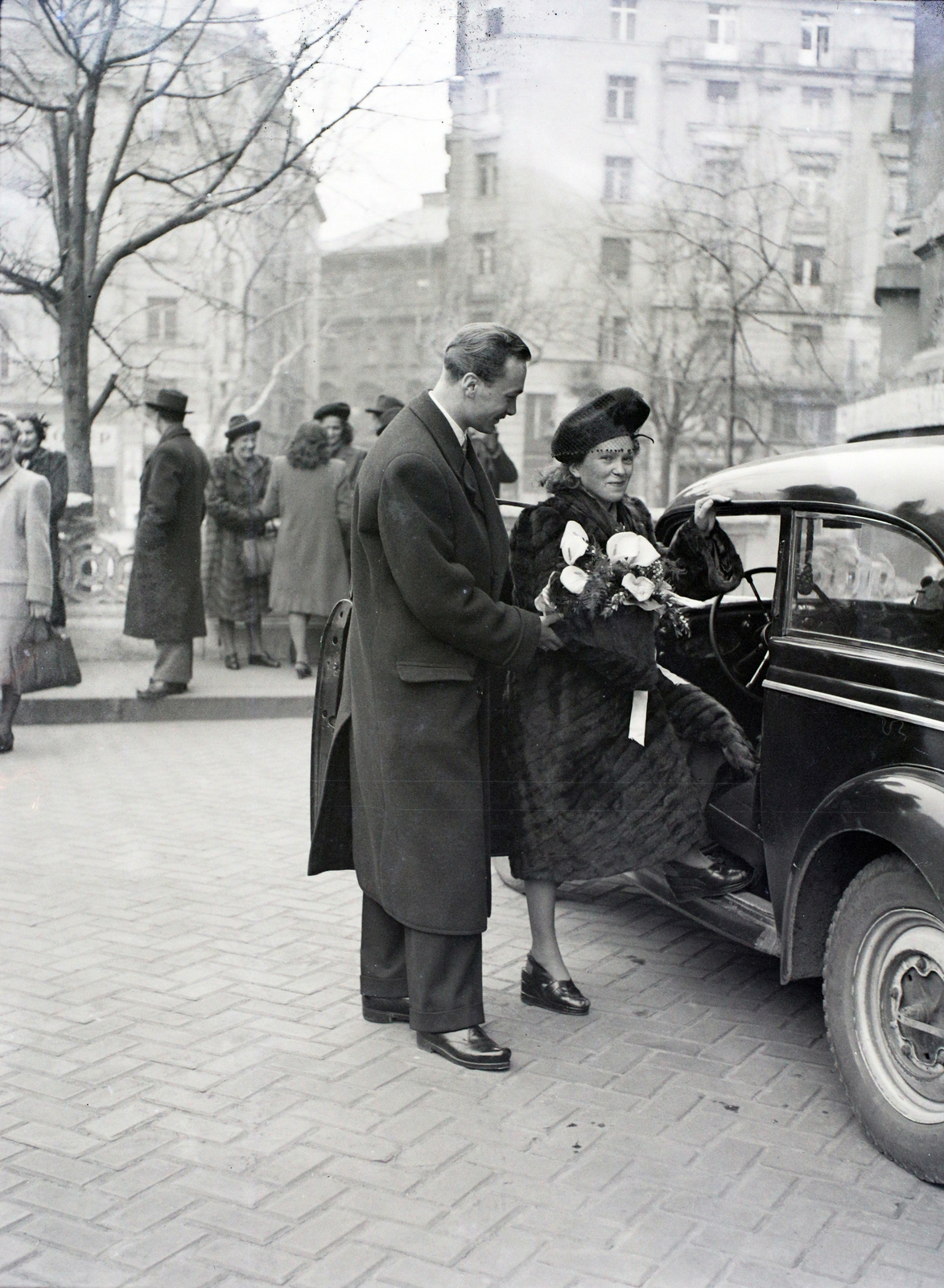 Magyarország, Budapest V.,Budapest VI., Szent István tér a Szent István-bazilika mellett. Háttérben a Bajcsy-Zsilinszky út és a Révay köz épületei., 1946, Hámori Gyula, esküvő, utcakép, menyasszony, vőlegény, bunda, automobil, Budapest, autóba szállás, Fortepan #105221