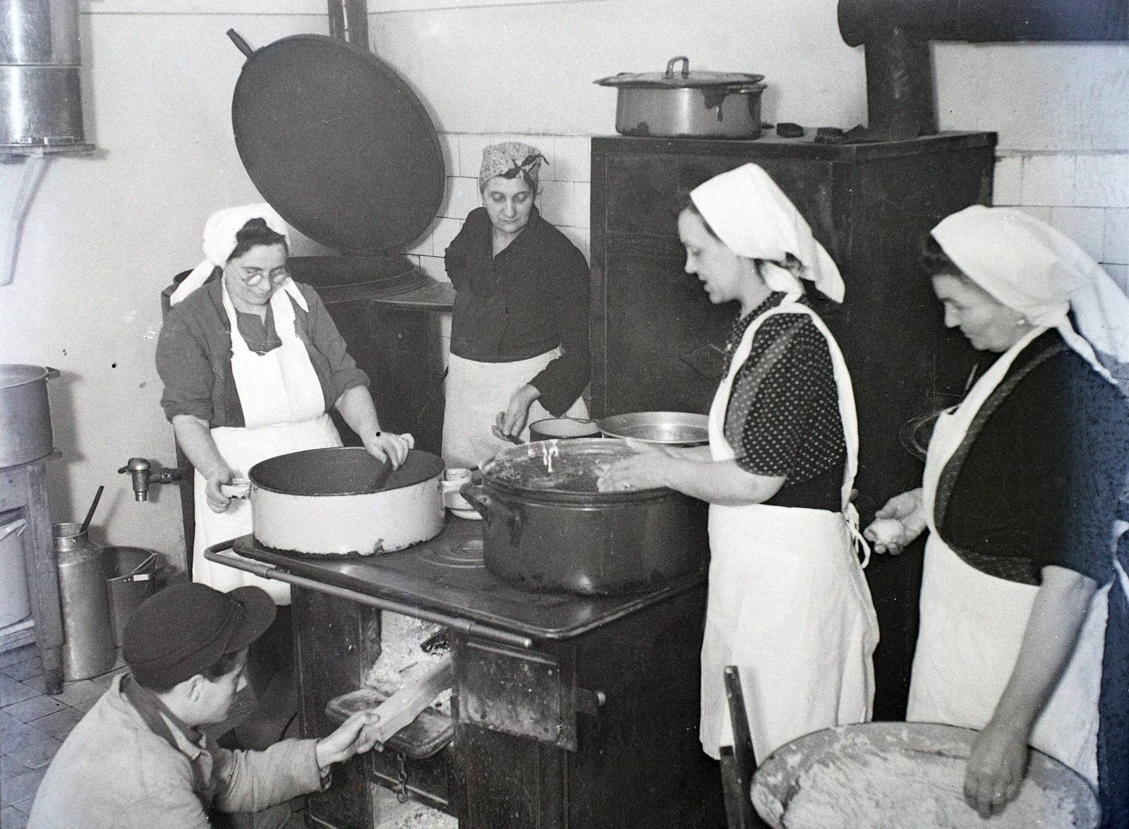 Magyarország, Budapest VII., Kertész (Nagyatádi Szabó) utca 32., ortodox iskola és hitközségi napközi otthon konyhája., 1946, Hámori Gyula, zsidóság, Budapest, edény, kötény, fejkendő, tüzifa, tűzhely, Fortepan #105229