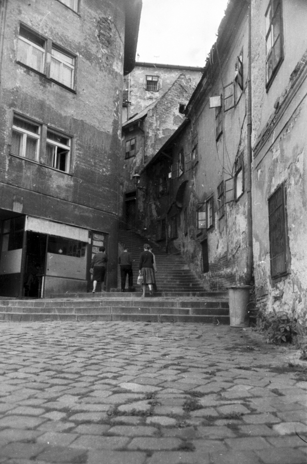 Szlovákia, Pozsony, előtérben a Vártelek utca (Židovská ulica), szemben a Várlépcső (Zámocké schody)., 1965, Kurutz Márton, Csehszlovákia, lépcső, Fortepan #10523