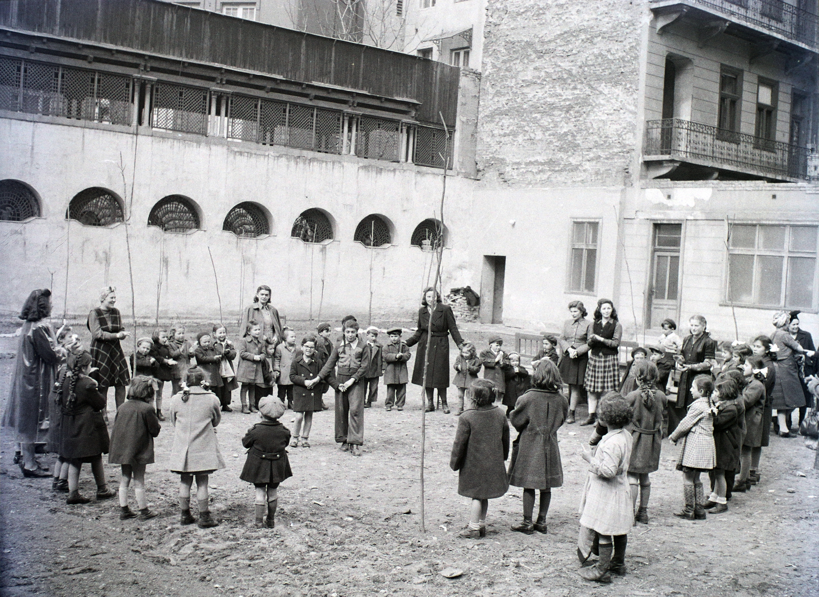 Hungary, Budapest VII., Kertész (Nagyatádi Szabó) utca 32., ortodox iskola és hitközségi napközi otthon udvara., 1946, Hámori Gyula, judaism, Budapest, kids, toy, Fortepan #105231
