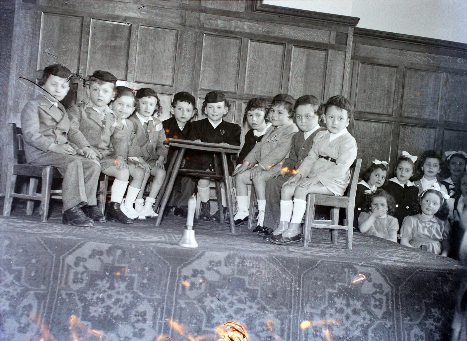 Hungary, Budapest VII., Kazinczy utcai orthodox központ, díszterem., 1946, Hámori Gyula, tableau, kids, interior, ribbon, judaism, bell, Budapest, Fortepan #105233