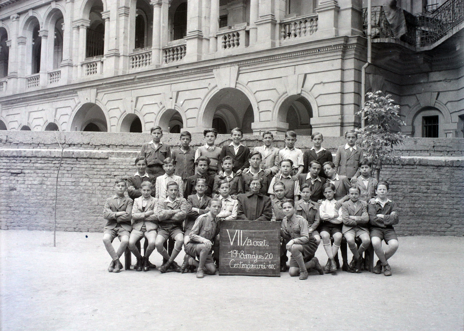 Hungary, Budapest VI., Felső erdősori Általános iskola (később Erkel Ferenc Általános Iskola) udvara, csoportkép egy hetedikes osztályról. Háttérben az Andrássy út 83–85. számú ház udvari homlokzata., 1948, Hámori Gyula, Budapest, class photo, Fortepan #105235