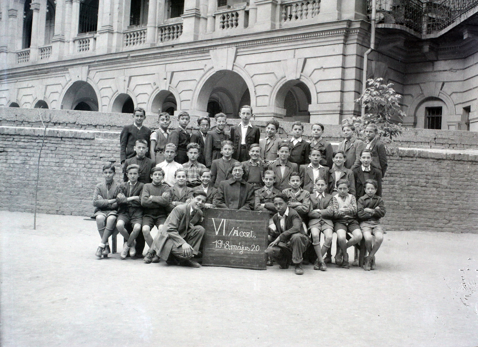 Hungary, Budapest VI., Felső erdősori Általános iskola (később Erkel Ferenc Általános Iskola) udvara, csoportkép egy hatodikos osztályról. Háttérben az Andrássy út 83–85. számú ház udvari homlokzata., 1948, Hámori Gyula, Budapest, class photo, Fortepan #105236
