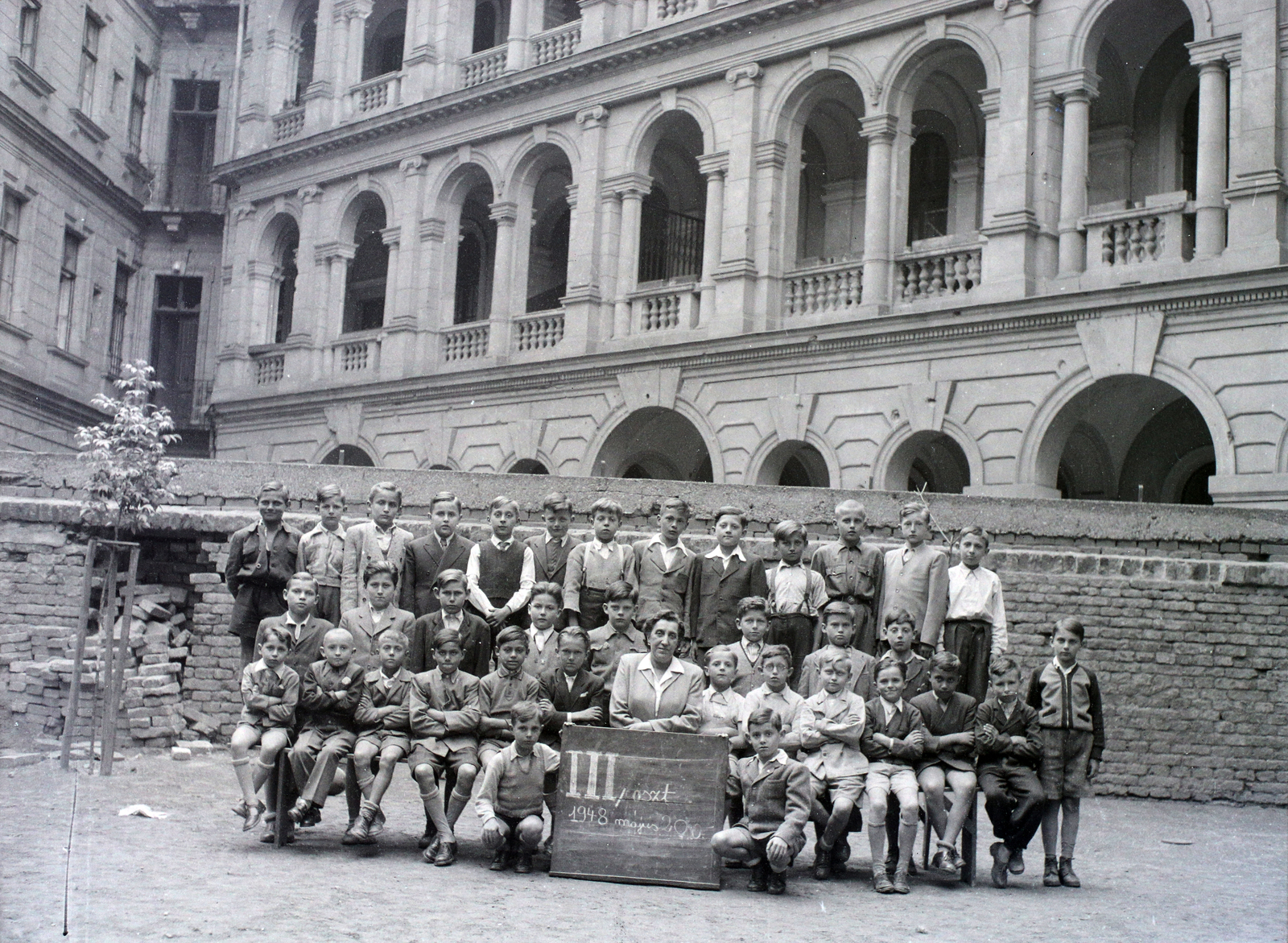 Hungary, Budapest VI., Felső erdősori Általános iskola (később Erkel Ferenc Általános Iskola) udvara, csoportkép egy harmadikos osztályról. Háttérben az Andrássy út 83–85. számú ház udvari homlokzata., 1948, Hámori Gyula, Budapest, class photo, Fortepan #105237