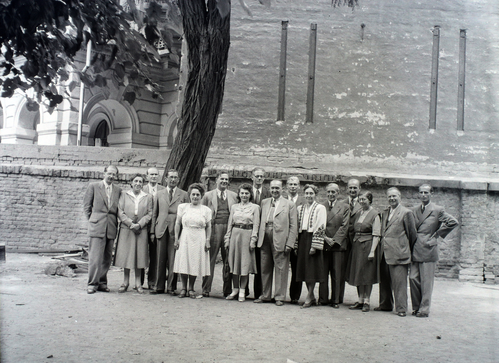 Hungary, Budapest VI., Felső erdősori Általános iskola (később Erkel Ferenc Általános Iskola) udvara, csoportkép a tanári karról. Háttérben az Andrássy út 83–85. számú ház udvari homlokzata és tűzfala., 1948, Hámori Gyula, Budapest, Fortepan #105239