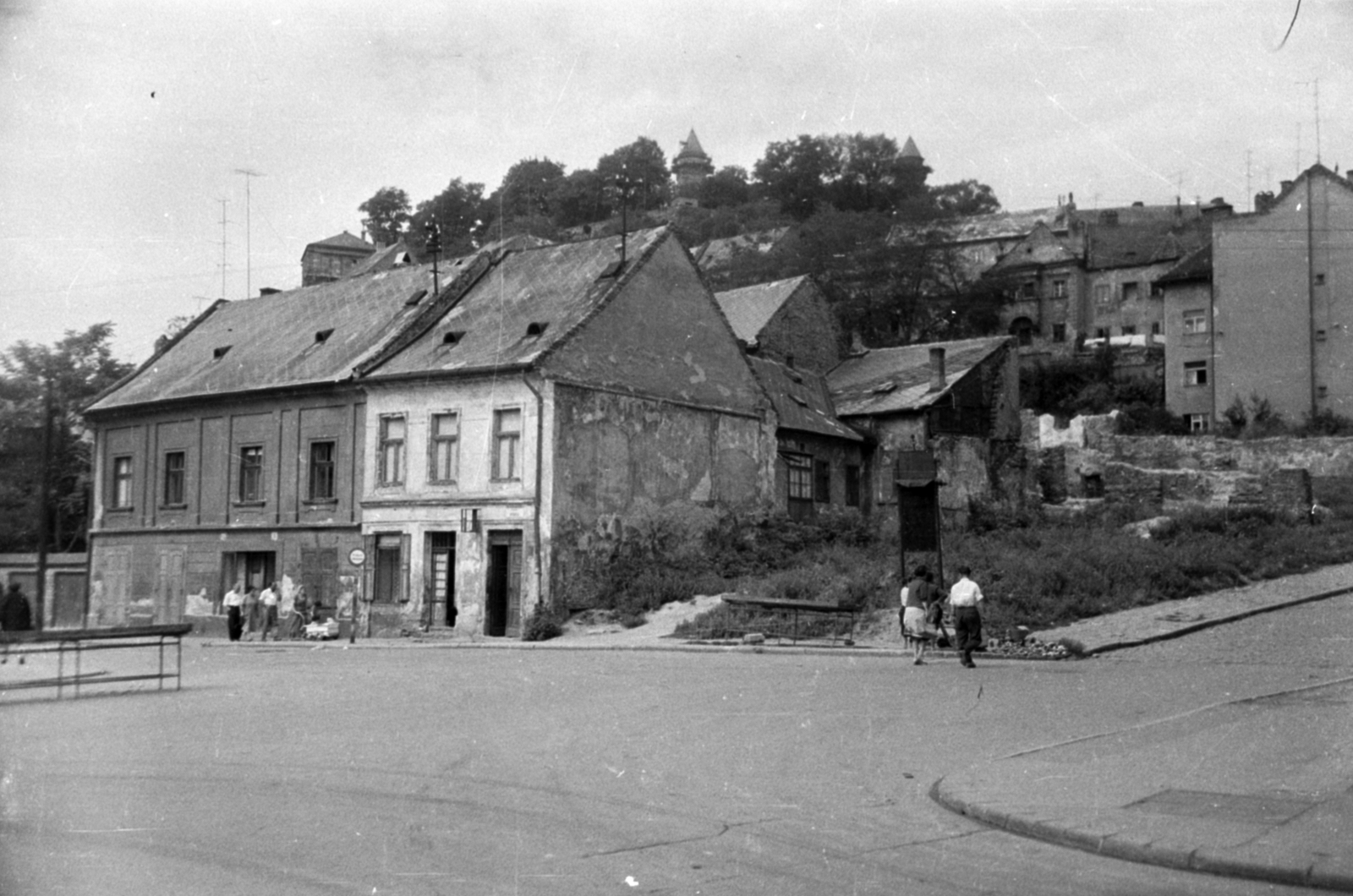 Szlovákia, Pozsony, Hal tér, balra a Vödric utca, a háttérben a Vár., 1965, Kurutz Márton, Csehszlovákia, eltűnt épület, Fortepan #10524