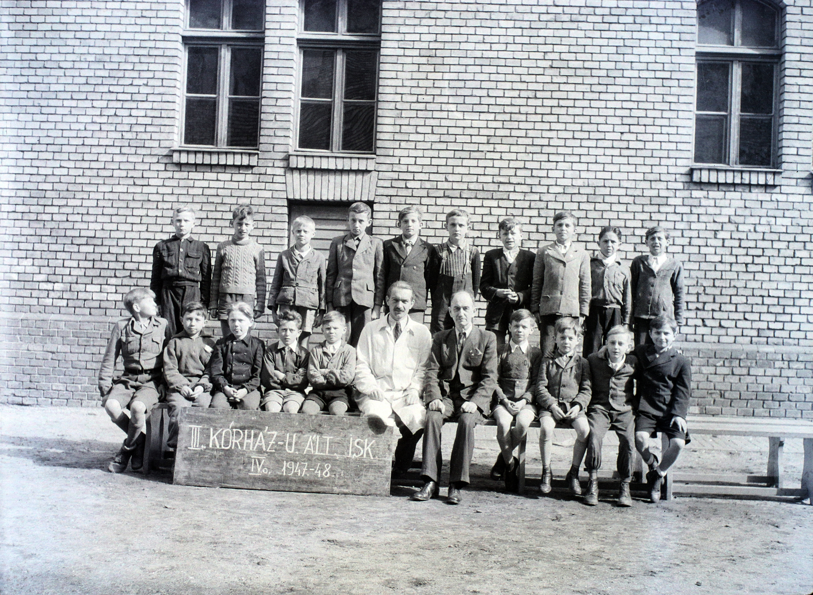 Hungary, Óbuda, Budapest III., Kórház utca, az Általános Iskola udvara. Csoportkép egy negyedikes osztályról., 1948, Hámori Gyula, tableau, Budapest, class photo, Fortepan #105242