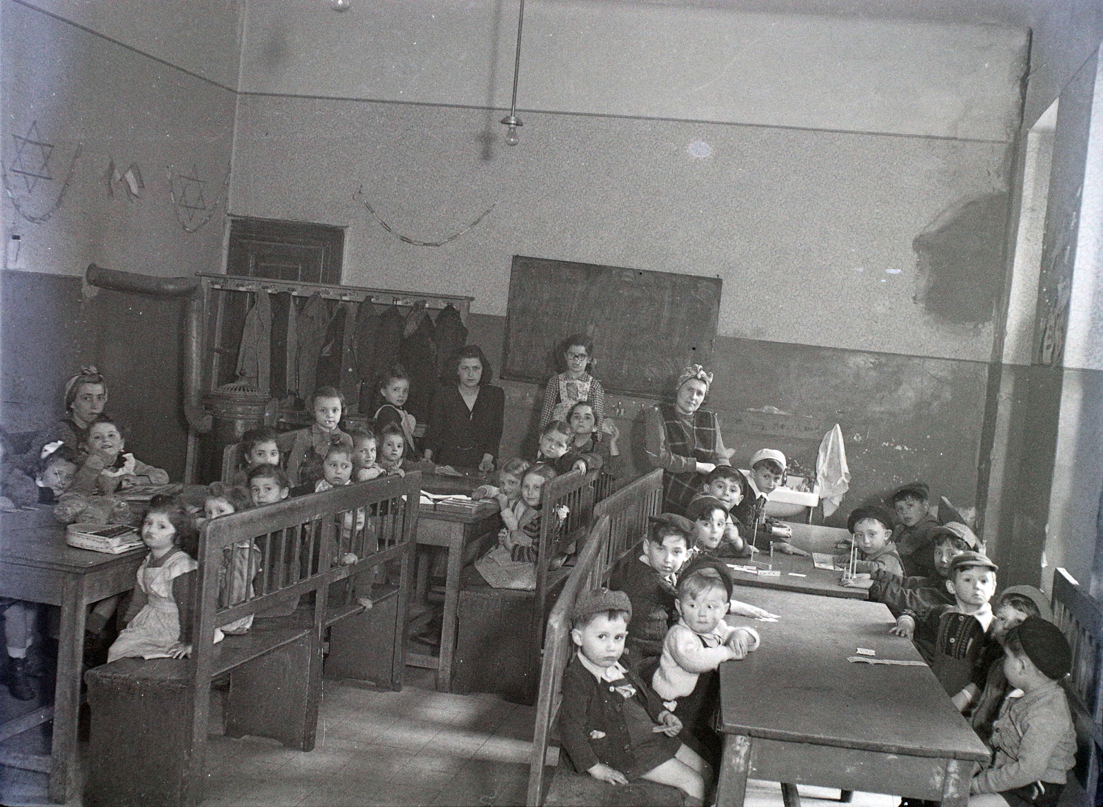 Hungary, Budapest VII., Kertész (Nagyatádi Szabó) utca 32., ortodox iskola és hitközségi napközi otthon., 1946, Hámori Gyula, classroom, iron stove, kids, interior, bench, table, coat-stand, judaism, board, Budapest, light bulb, yellow star, Fortepan #105252