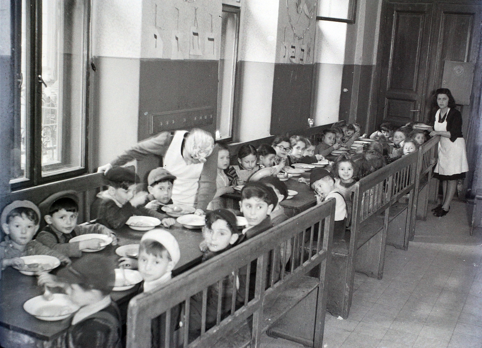 Hungary, Budapest VII., Kertész (Nagyatádi Szabó) utca 32., ortodox iskola és hitközségi napközi otthon., 1946, Hámori Gyula, meal, kids, interior, judaism, Budapest, Hebrew script, Fortepan #105253