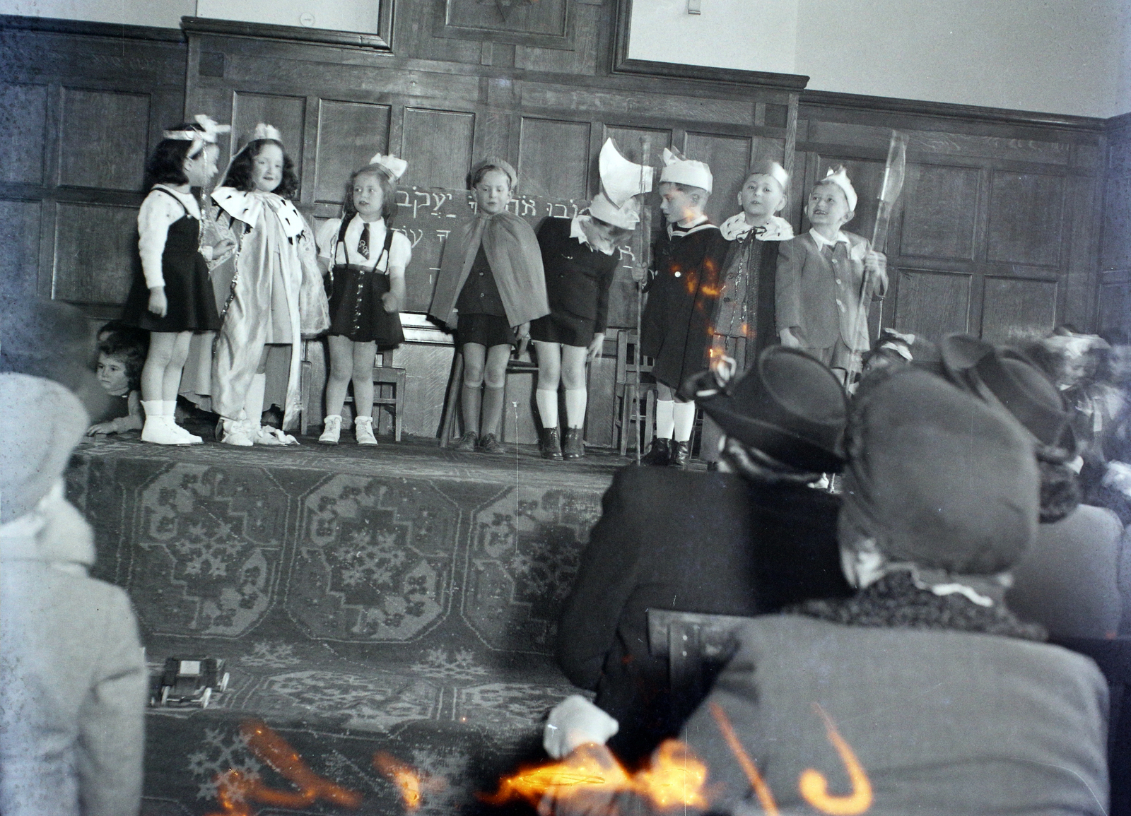 Hungary, Budapest VII., Kazinczy utcai orthodox központ, díszterem., 1946, Hámori Gyula, hat, tableau, costume, audience, kids, judaism, Budapest, Hebrew script, Fortepan #105255