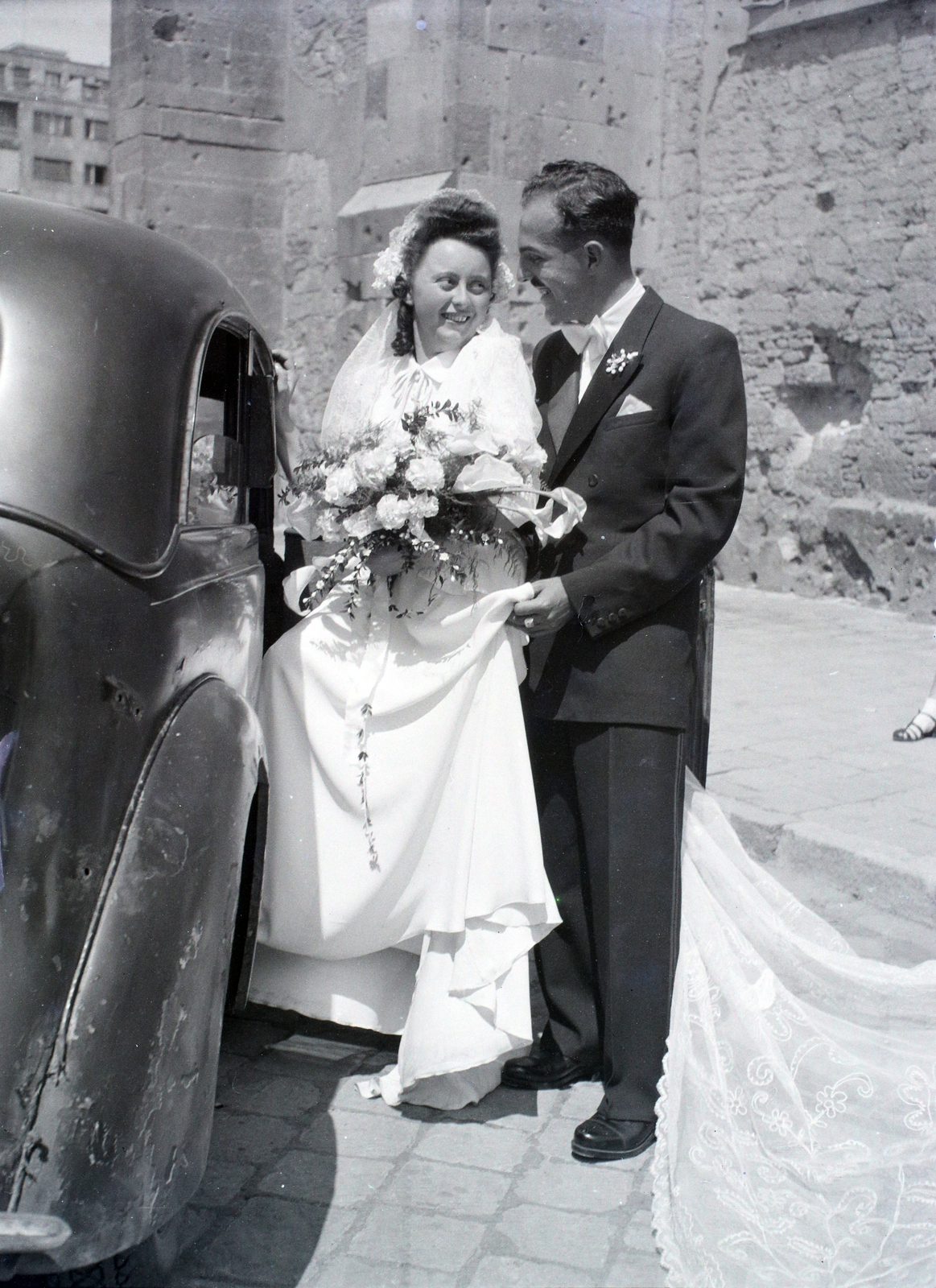 Hungary, Budapest V., Belvárosi Nagyboldogasszony Főplébánia-templom., 1947, Hámori Gyula, Budapest, entering the car, bride, groom, wedding ceremony, bullet hole, Fortepan #105257