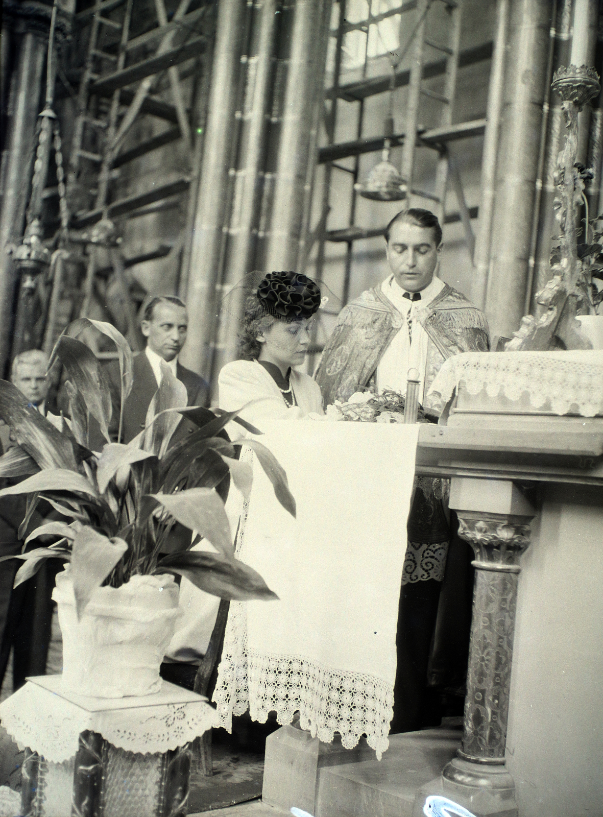 Hungary, Budapest V., Március 15. (Eskü) tér, Belvárosi Nagyboldogasszony Főplébánia-templom., 1947, Hámori Gyula, altar, Budapest, hat, lady, priest, kneeling, Fortepan #105258