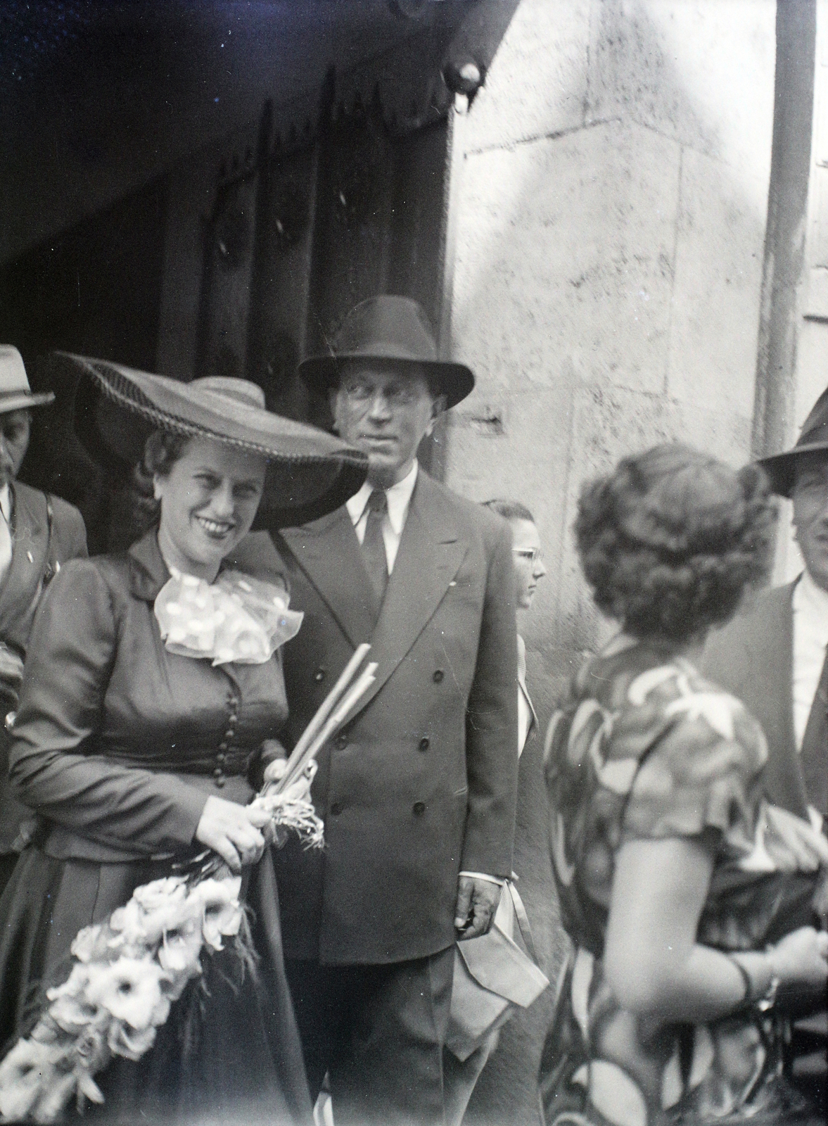 Hungary, Budapest VII., a Kazinczy utcai orthodox központ bejárata a zsinagóga mellett., 1947, Hámori Gyula, Budapest, bride, groom, Fortepan #105264