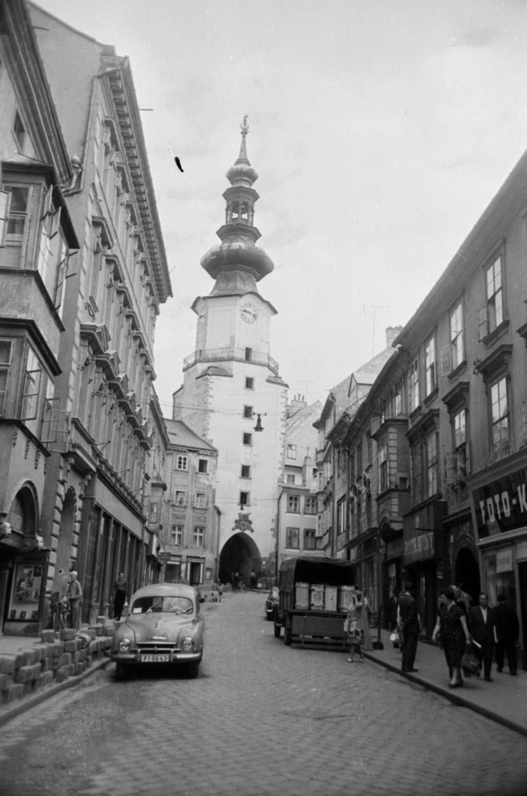 Szlovákia, Pozsony, Mihály utca a Mihály-kapu felé nézve., 1965, Kurutz Márton, Csehszlovákia, csehszlovák gyártmány, teherautó, Skoda-márka, barokk-stílus, automobil, Skoda 1201, kaputorony, városkapu, Fortepan #10527