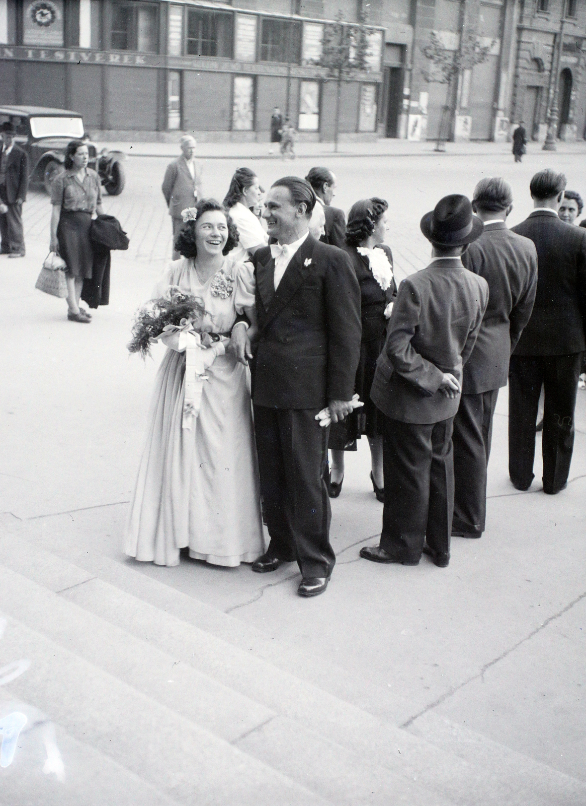 Hungary, Budapest V., Szent István tér, a felvétel a Szent István-bazilika főbejárata előtt készült., 1947, Hámori Gyula, Budapest, bride, groom, wedding ceremony, fun, Fortepan #105270