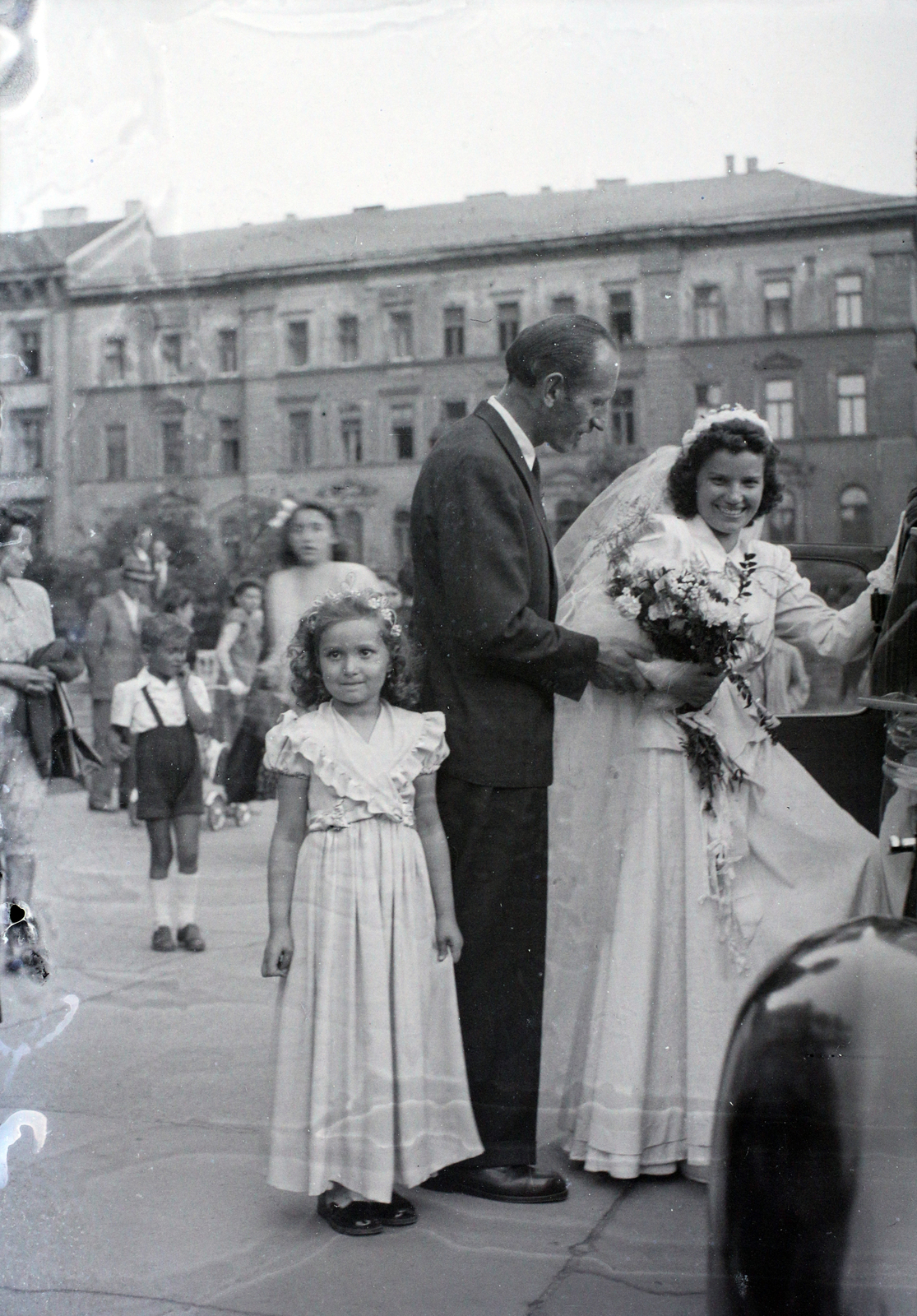 Hungary, Budapest V., Szent István tér, a felvétel a Szent István-bazilika főbejárata előtt készült., 1947, Hámori Gyula, Budapest, entering the car, bridesmaid, bride, Fortepan #105272
