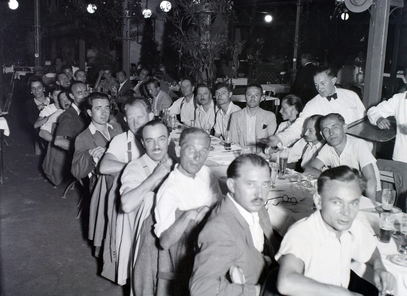 Hungary, 1947, Hámori Gyula, Budapest, restaurant, table society, men, waiter, Fortepan #105276