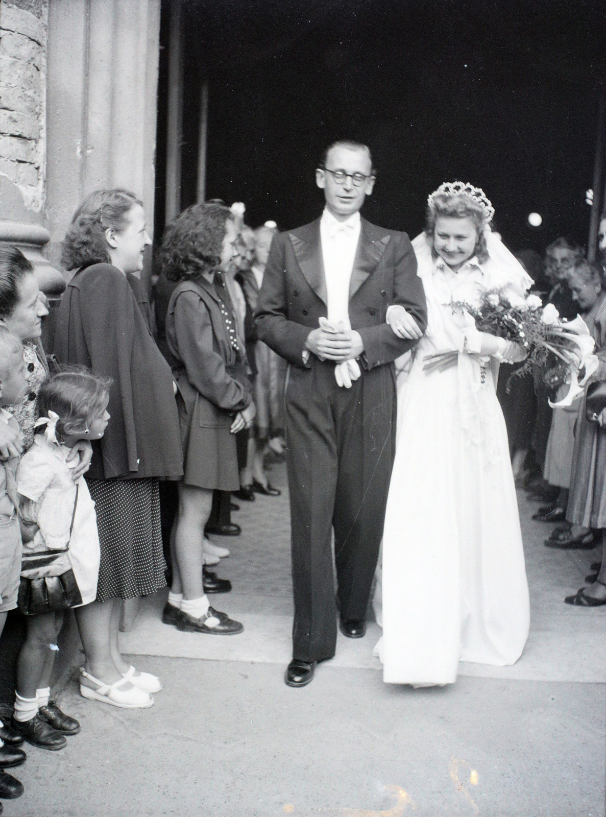 Hungary, Budapest V., Szervita tér, Belvárosi Szent Anna-templom (szervita templom)., 1947, Hámori Gyula, wedding ceremony, Catholic Church, Budapest, Servite Order, bride, groom, Fortepan #105278