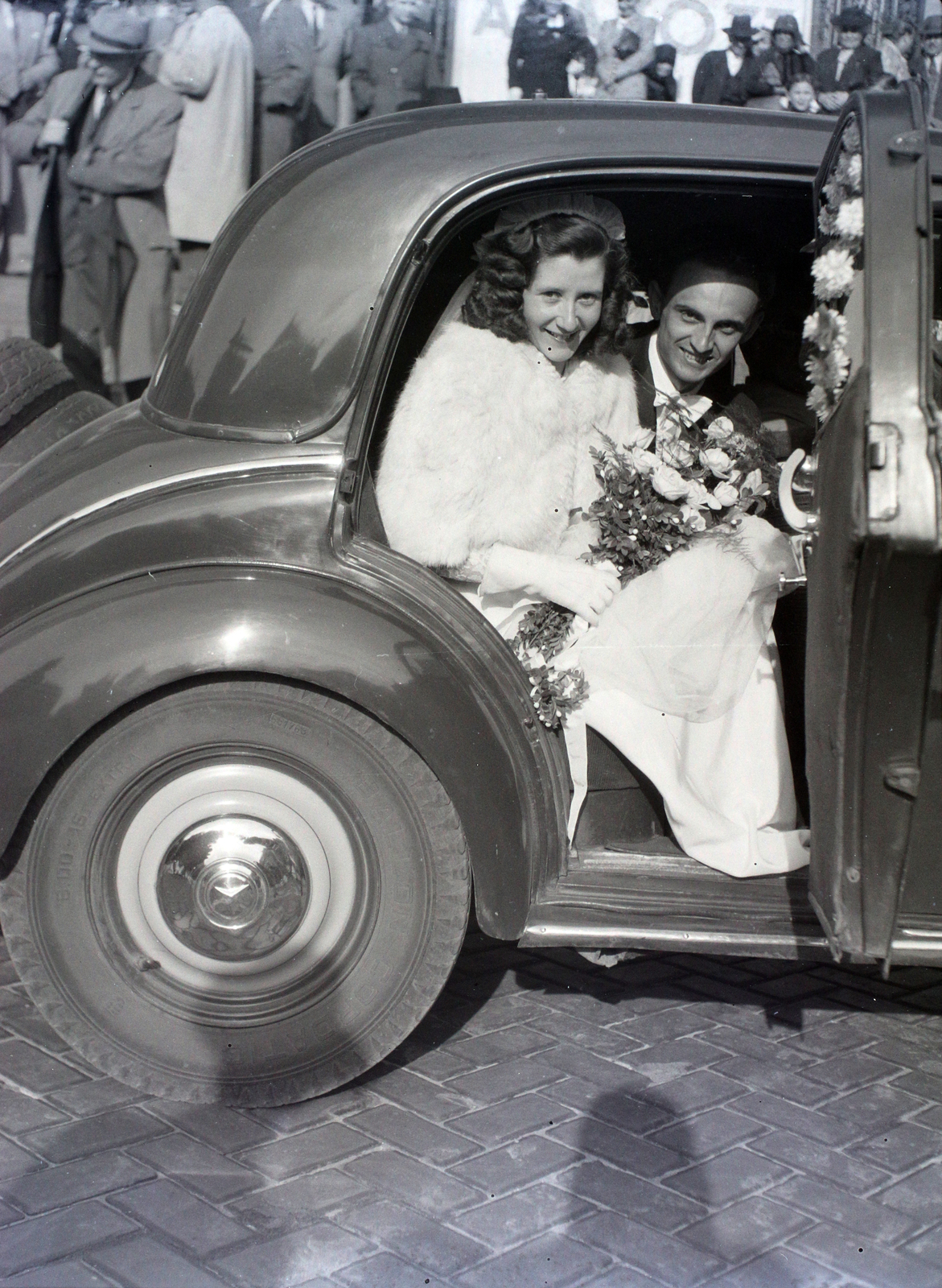 Hungary, Budapest V., Szent István tér, a felvétel a Szent István-bazilika főbejárata előtt készült., 1947, Hámori Gyula, Budapest, bride, automobile, groom, Mercedes-Benz 170V, tire, Fortepan #105286