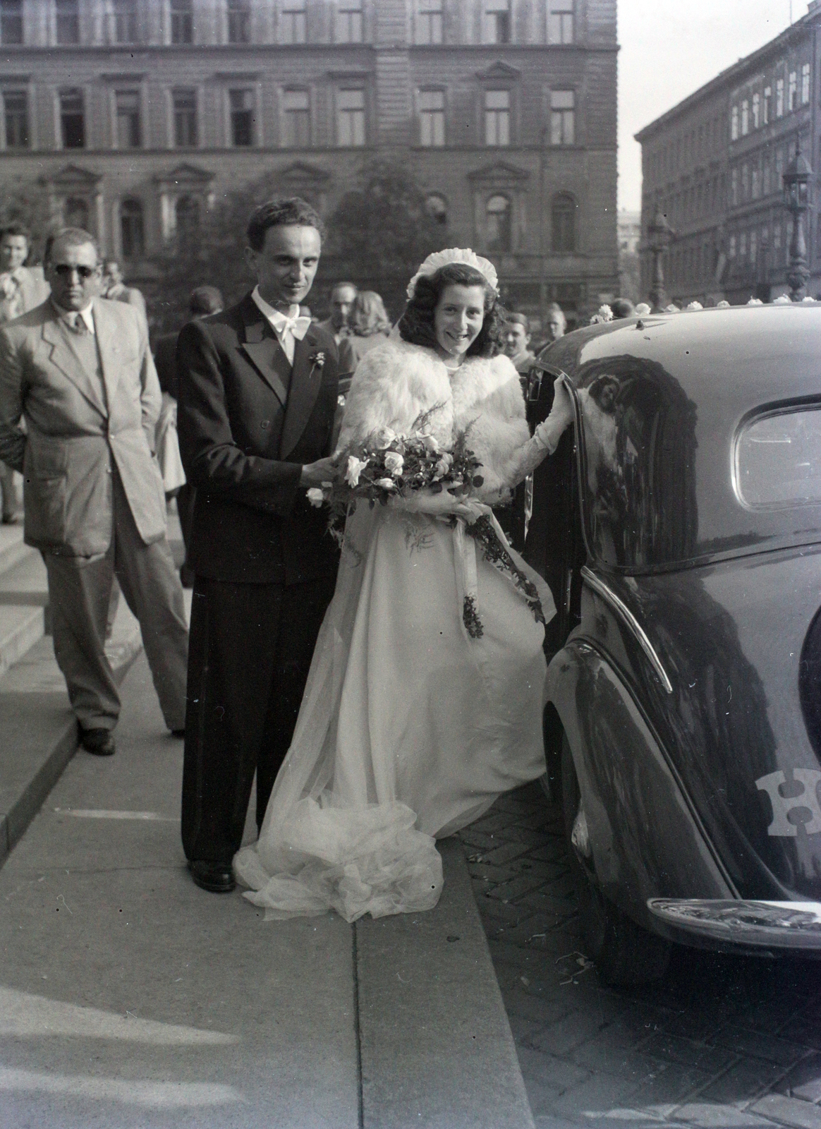Hungary, Budapest V., Szent István tér a Szent István-bazilika főbejárata előtt, szemben jobbra a Hercegprímás (Wekerle Sándor) utca., 1947, Hámori Gyula, Budapest, entering the car, bride, groom, Fortepan #105287