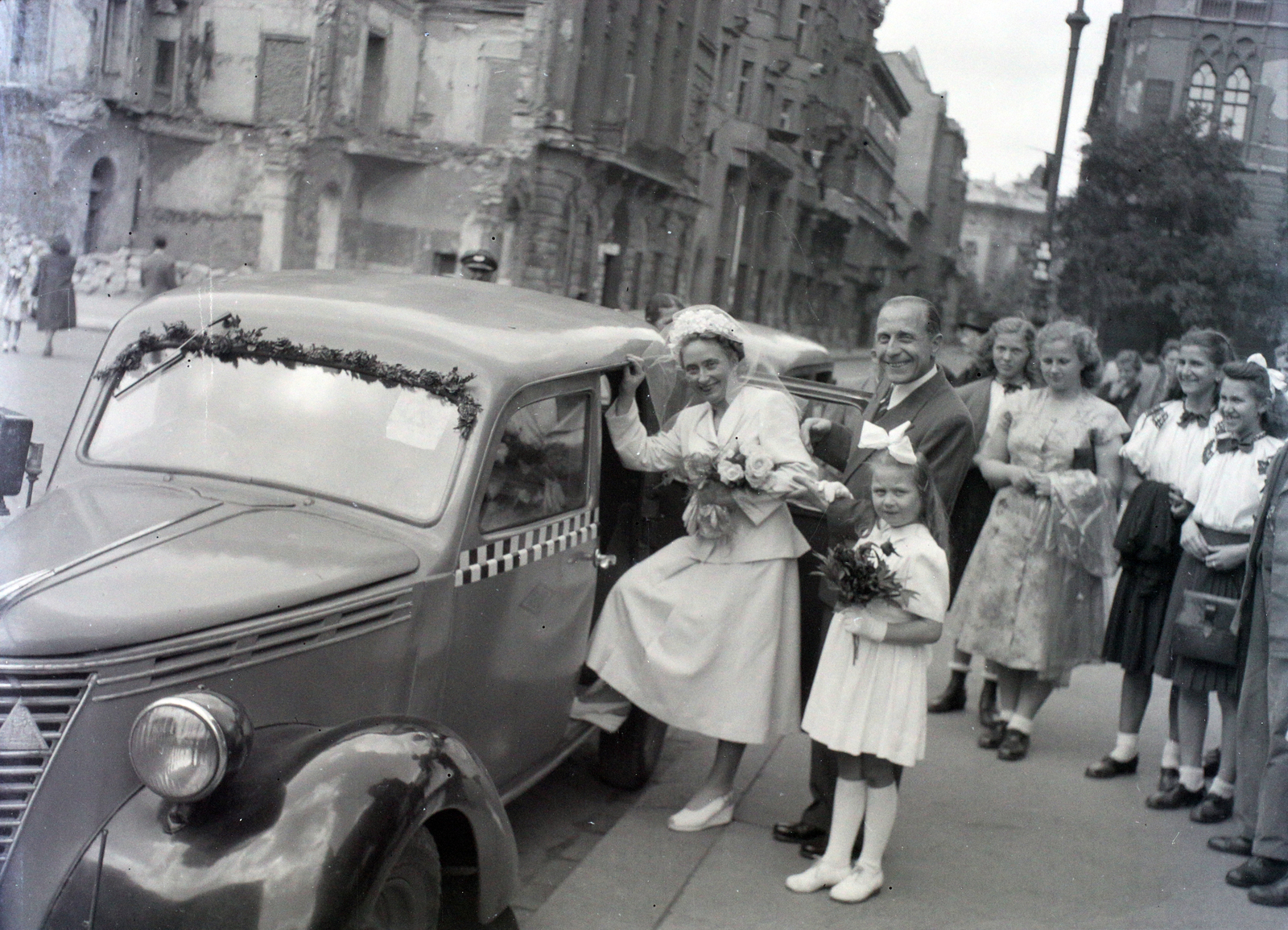 Hungary, Budapest V., Szent István tér a Szent István-bazilika főbejárata előtt, szemben a Hercegprímás (Wekerle Sándor) utca a Szabadság tér felé nézve., 1947, Hámori Gyula, taxicab, Fiat-brand, Budapest, entering the car, bride, groom, Fortepan #105288