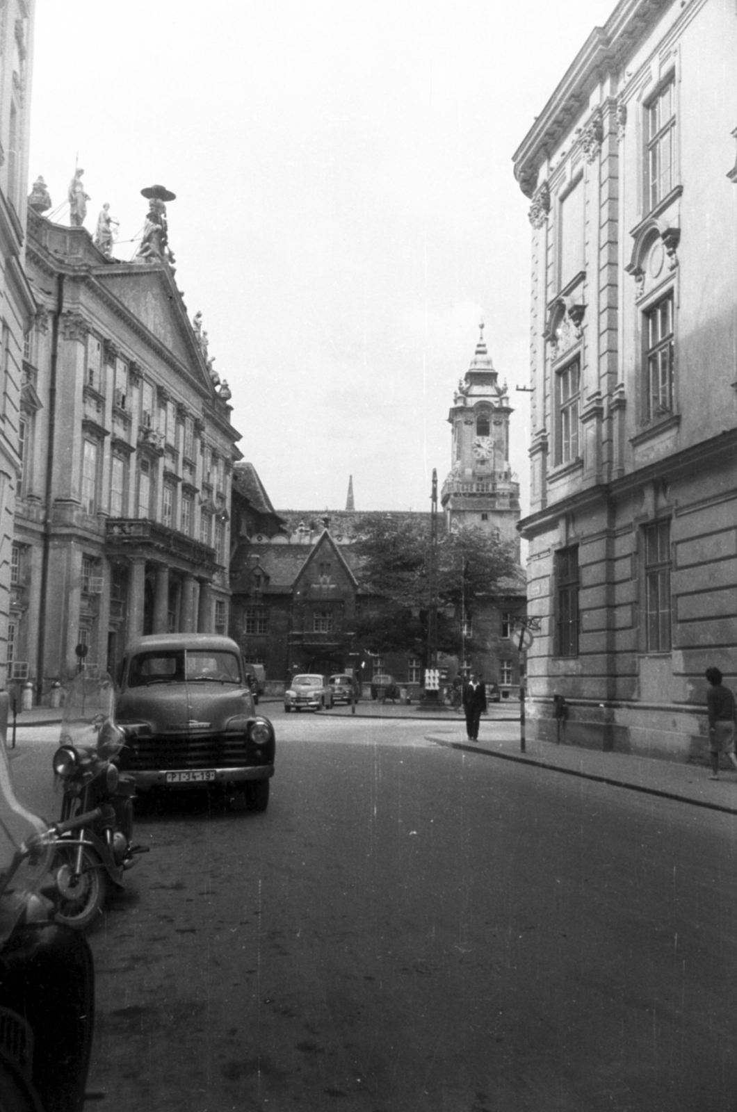 Slovakia, Bratislava, Kalapos utca (Klobučnícka ulica), a Prímás téren (Primaciálne námestie) balra a Prímási palota, szemben az Óvárosháza., 1965, Kurutz Márton, Czechoslovakia, palace, pediment, Fortepan #10529