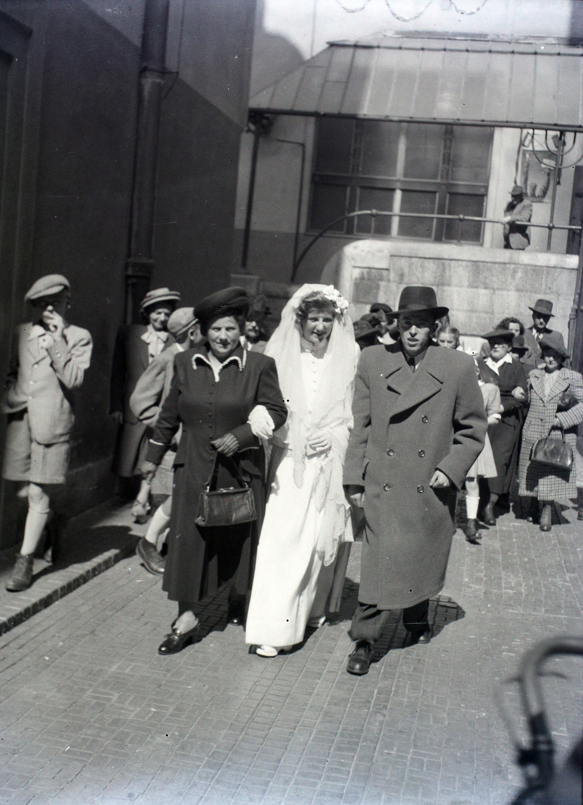 Magyarország, Budapest VII., a Kazinczy utcai orthodox központ udvara a zsinagógánál., 1948, Hámori Gyula, Budapest, menyasszony, Fortepan #105291