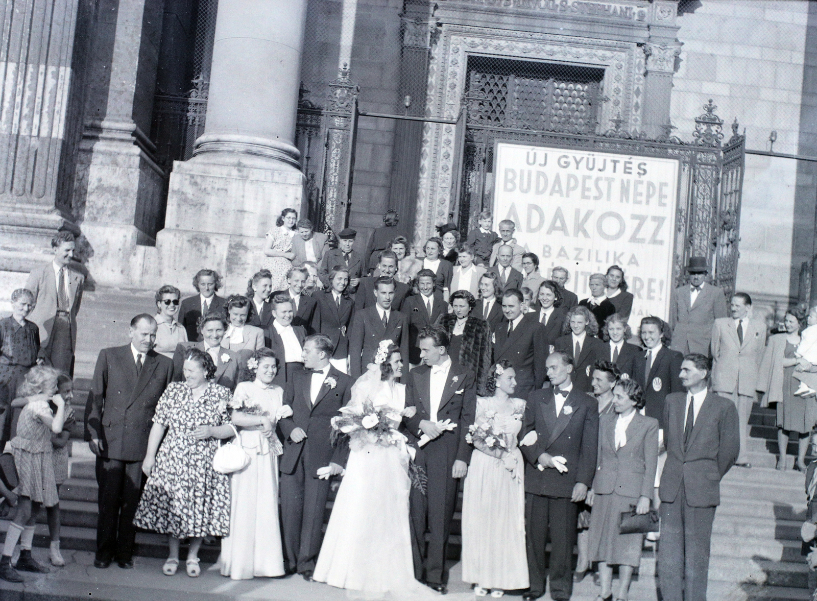 Magyarország, Budapest V., Szent István tér, a Szent István-bazilika főbejárata., 1947, Hámori Gyula, Budapest, menyasszony, vőlegény, esküvő, csoportkép, Fortepan #105293