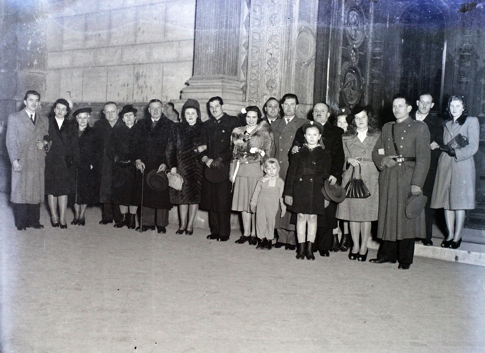 Hungary, Budapest V., Szent István tér, Szent István-bazilika, főbejárat, a kihajtott kapuszárnyat az apostolok arcmásai díszítik., 1948, Hámori Gyula, Budapest, tableau, Fortepan #105296