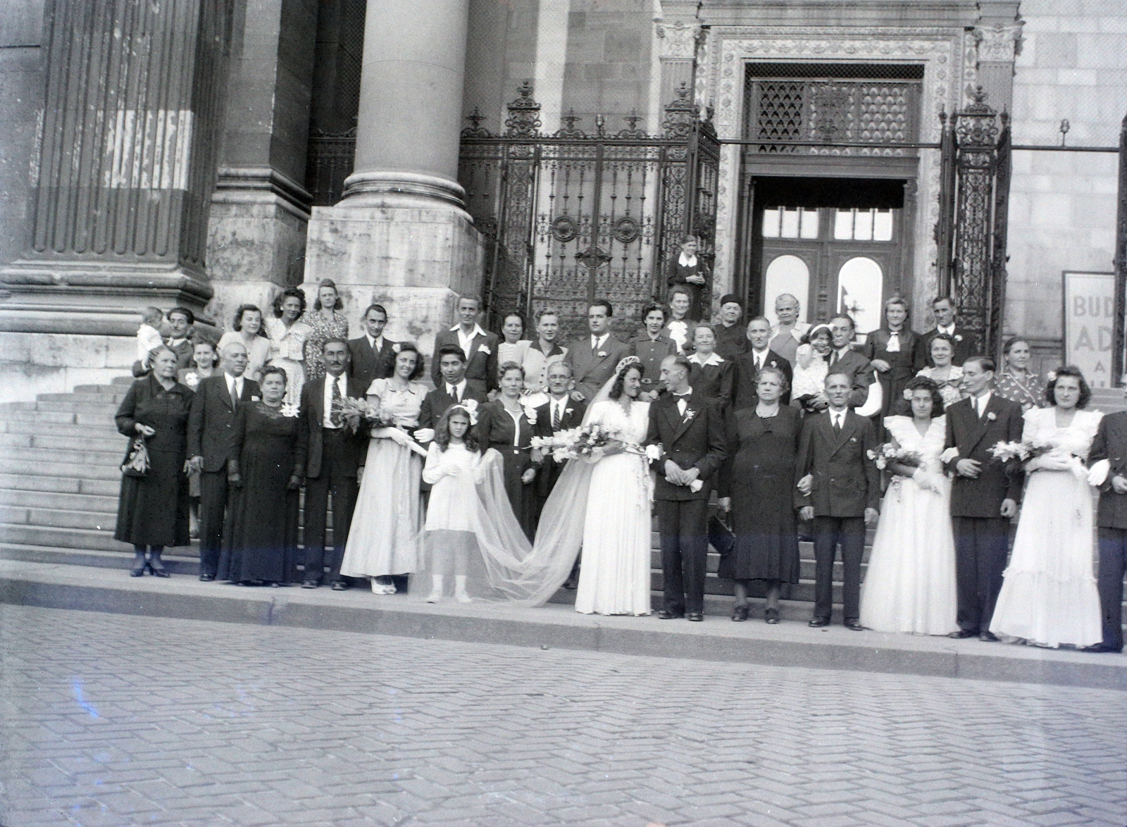 Hungary, Budapest V., Szent István tér, a Szent István-bazilika főbejárata., 1948, Hámori Gyula, Budapest, wedding ceremony, tableau, Fortepan #105299