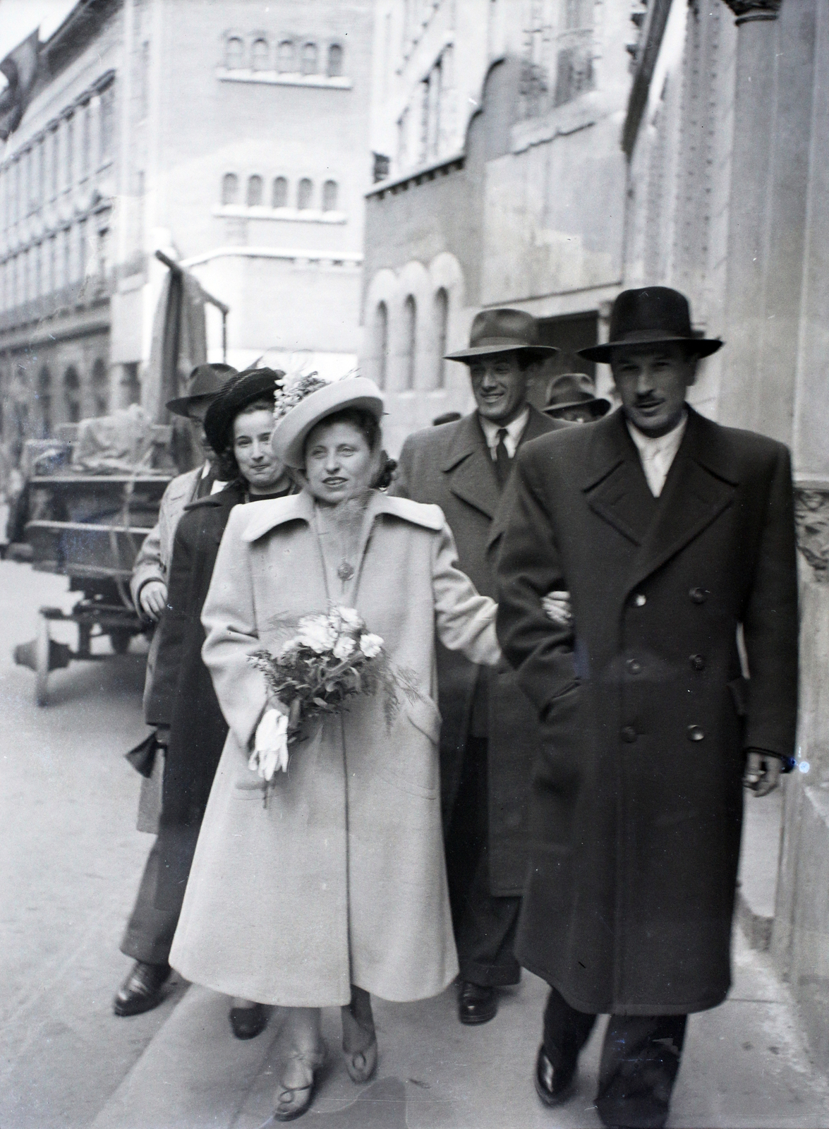 Hungary, Budapest VII., Kazinczy utca, háttérben a zsinagóga., 1948, Hámori Gyula, Budapest, hat, coat, lady, gentleman, Fortepan #105302