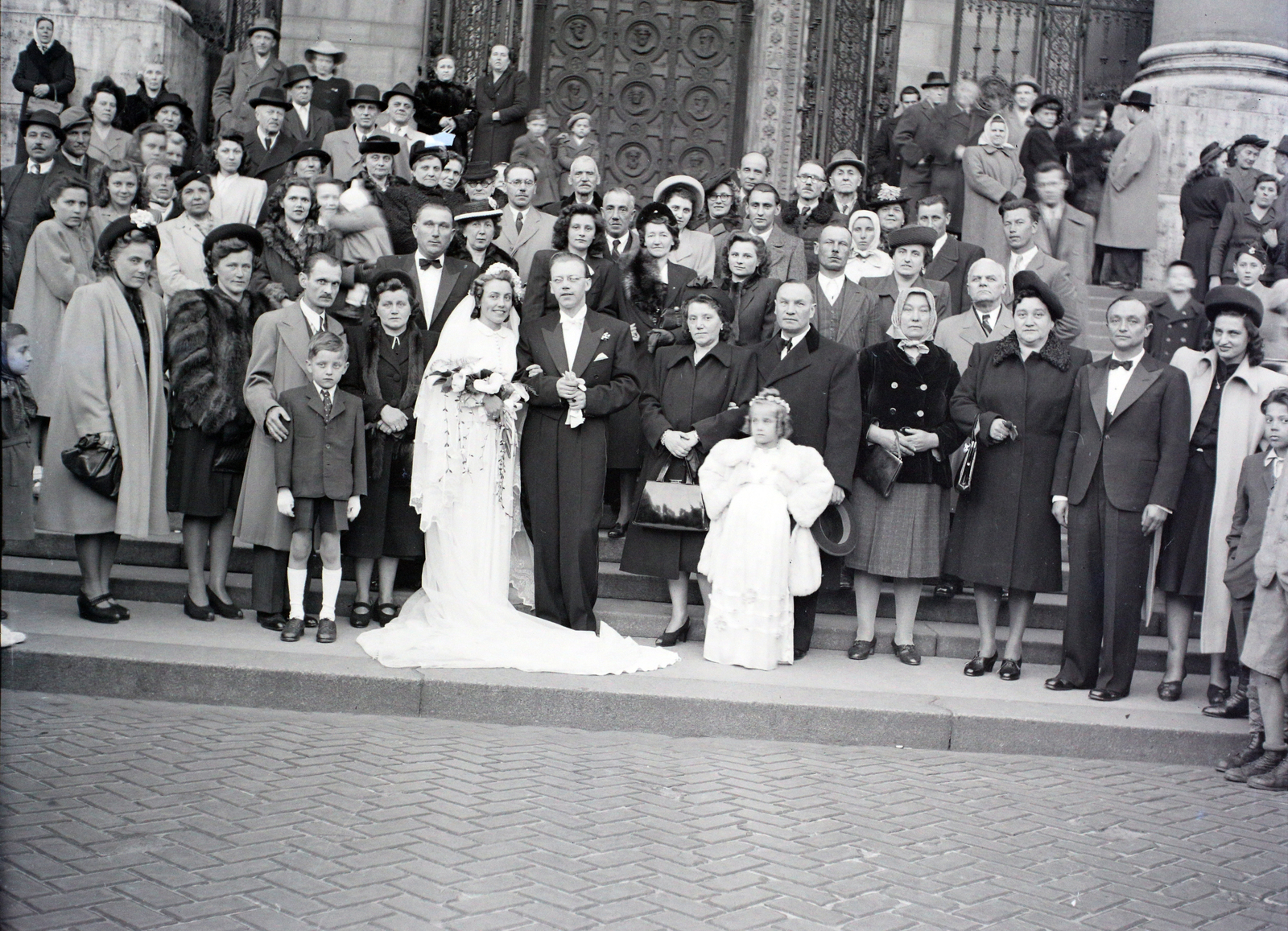 Hungary, Budapest V., Szent István tér, a Szent István-bazilika főbejárata., 1948, Hámori Gyula, Budapest, wedding ceremony, tableau, Fortepan #105304