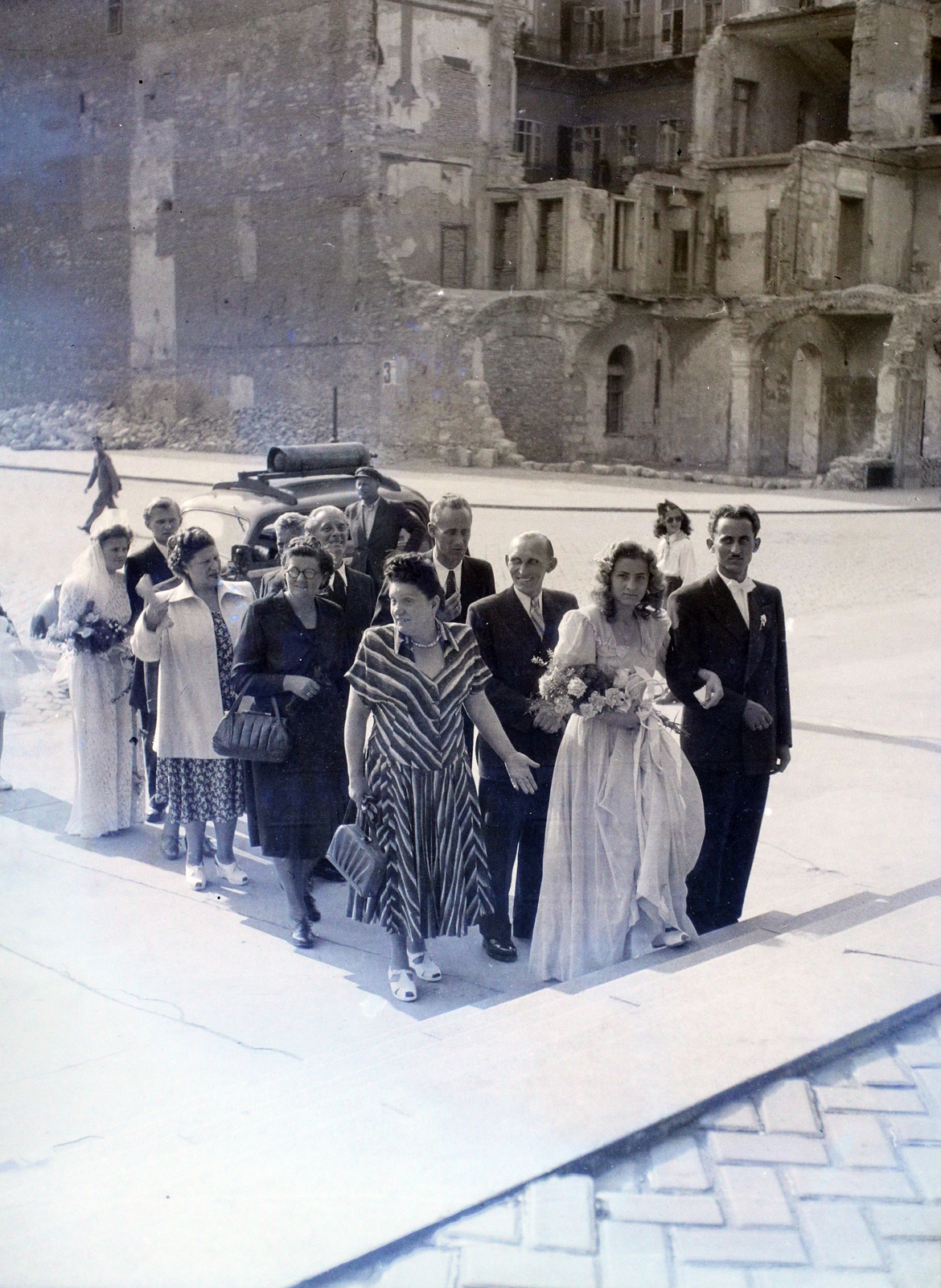 Hungary, Budapest V., Szent István tér, a felvétel a Szent István-bazilika főbejárata előtt készült., 1948, Hámori Gyula, Budapest, bride, groom, Fortepan #105306
