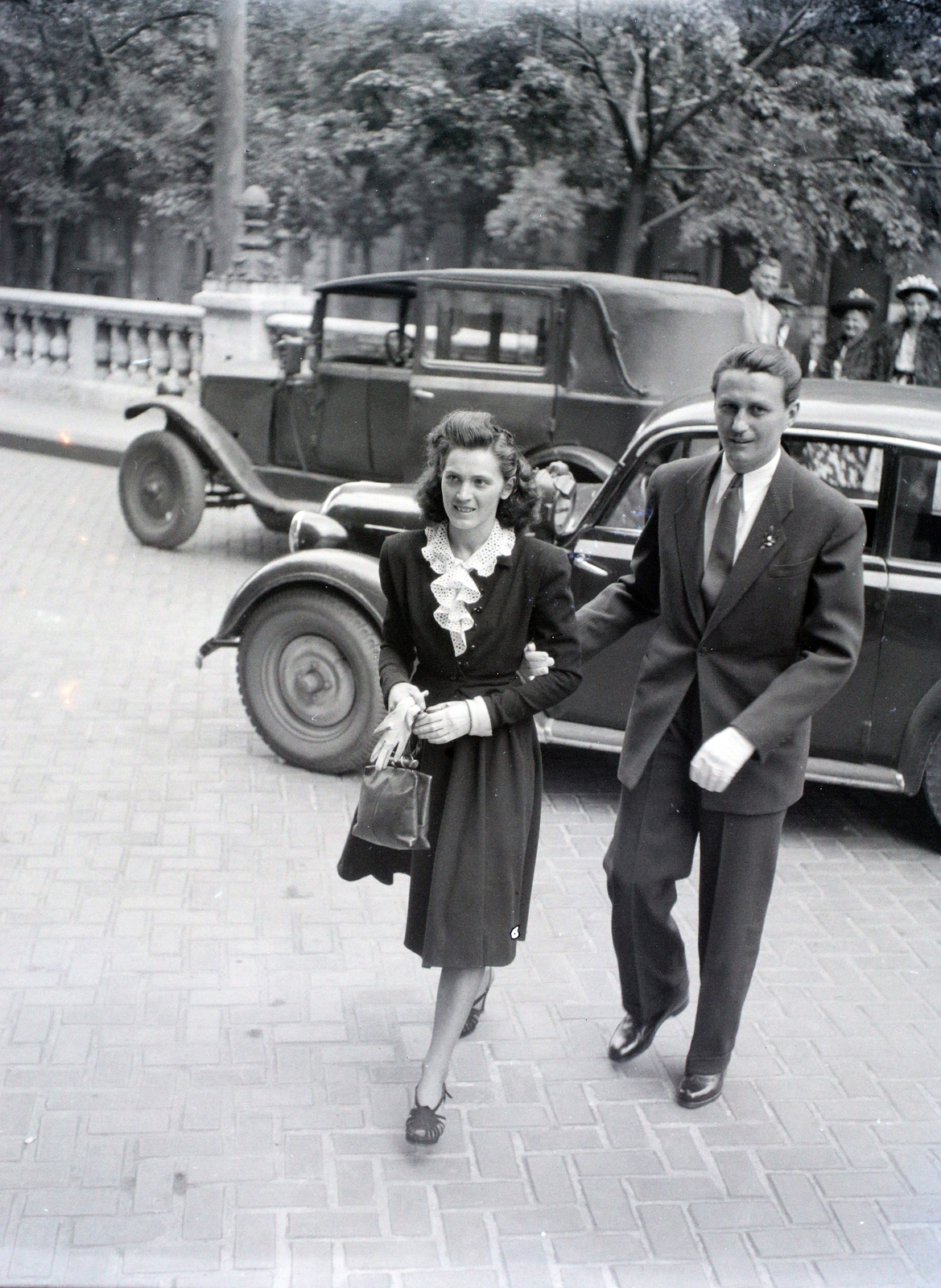 Hungary, Budapest V., Szent István tér, a felvétel a Szent István-bazilika egyik északi mellékbejárata előtt készült., 1948, Hámori Gyula, Budapest, lady, gentleman, jabot, Fortepan #105311