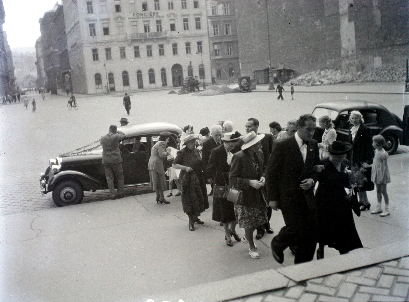 Magyarország, Budapest V., Szent István tér, a felvétel a Szent István-bazilika főbejárata előtt készült a Zrínyi utca felé nézve., 1948, Hámori Gyula, Budapest, automobil, násznép, Fortepan #105312