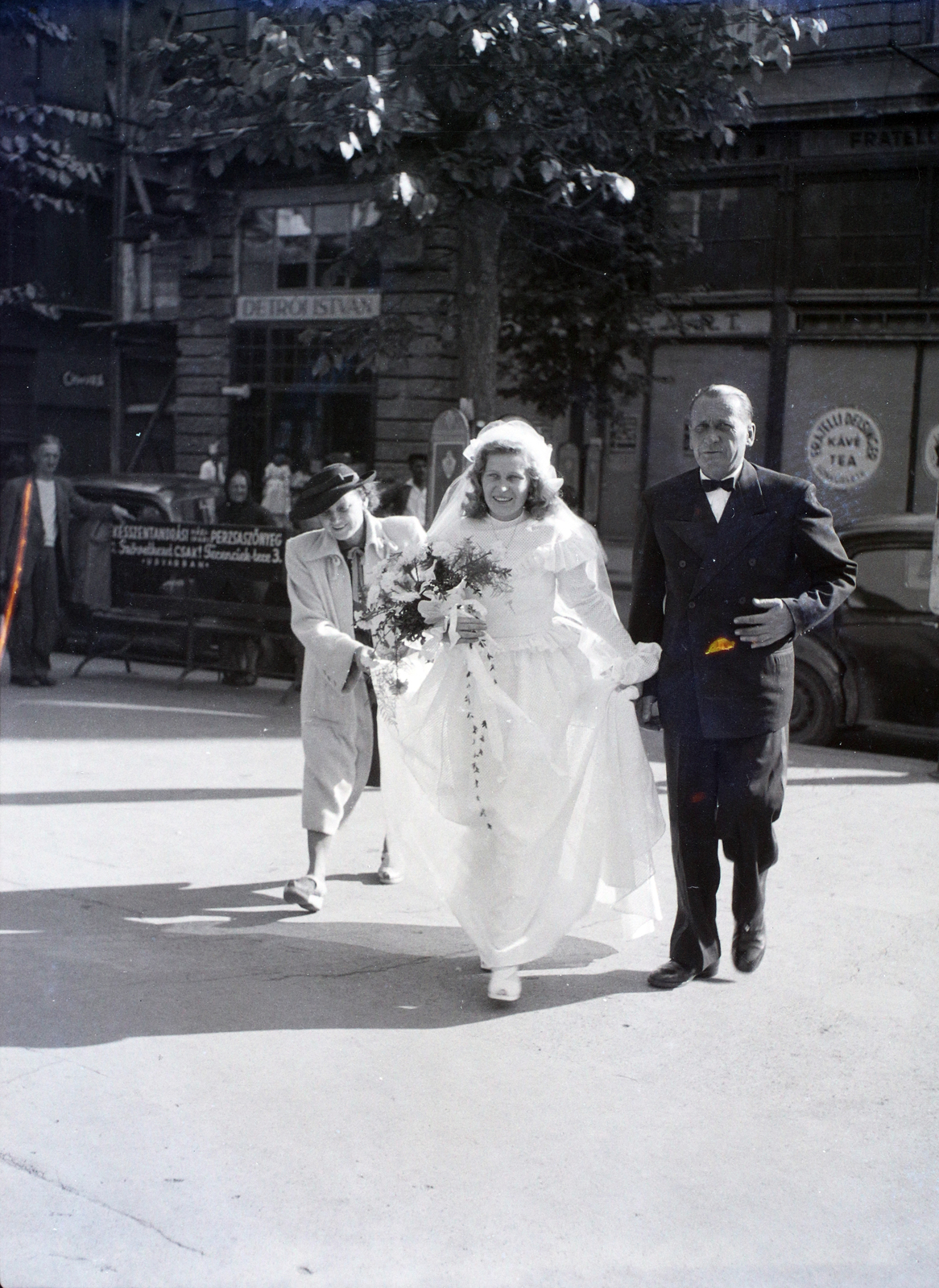 Hungary, Budapest V., Ferenciek tere, a felvétel a Belvárosi Ferences templom előtt készült., 1948, Hámori Gyula, Budapest, bride, groom, Fortepan #105314