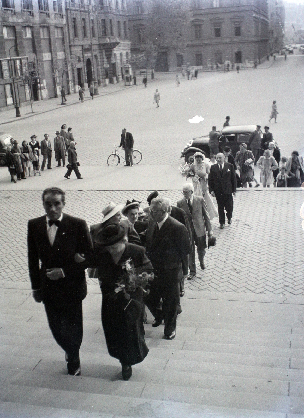 Hungary, Budapest V., Szent István tér, a felvétel a Szent István-bazilika főbejárata előtt készült a Zrínyi utca felé nézve., 1948, Hámori Gyula, Budapest, Fortepan #105316