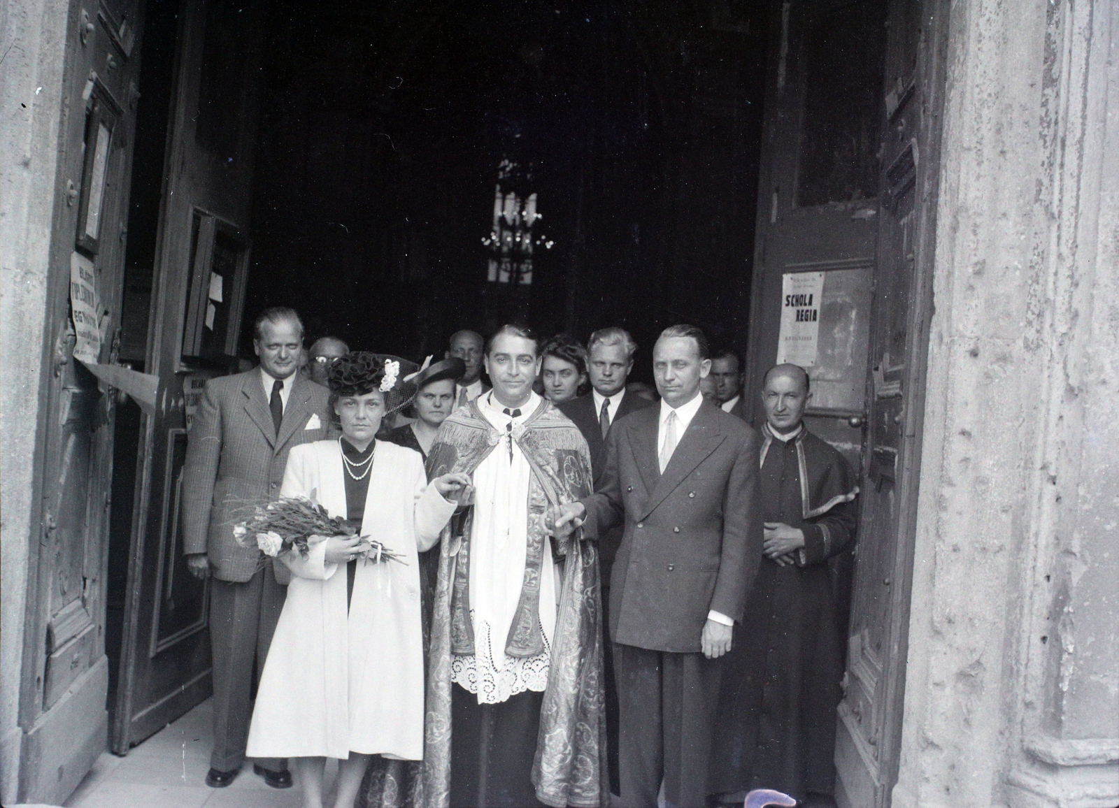 Hungary, Budapest V., Március 15. (Eskü) tér, Belvárosi Nagyboldogasszony Főplébánia-templom., 1948, Hámori Gyula, wedding ceremony, priest, Catholic Church, Budapest, Fortepan #105322